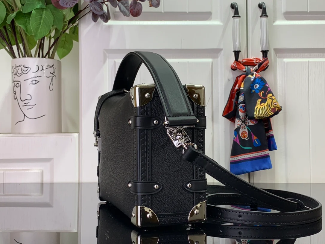 m25160-LV-side-trunk-medium chain bag-black