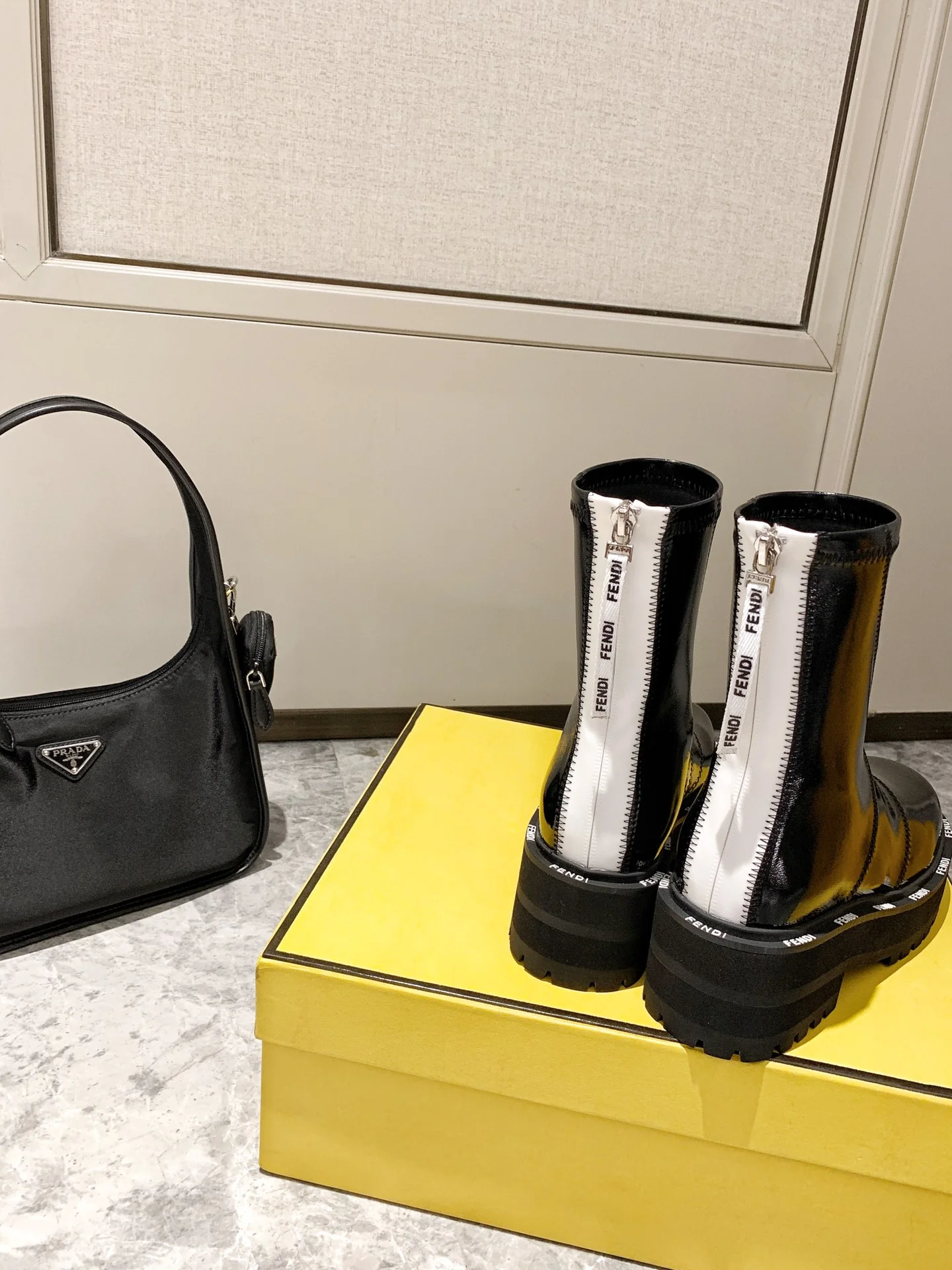 Лакированные ботильоны Fendi - черные