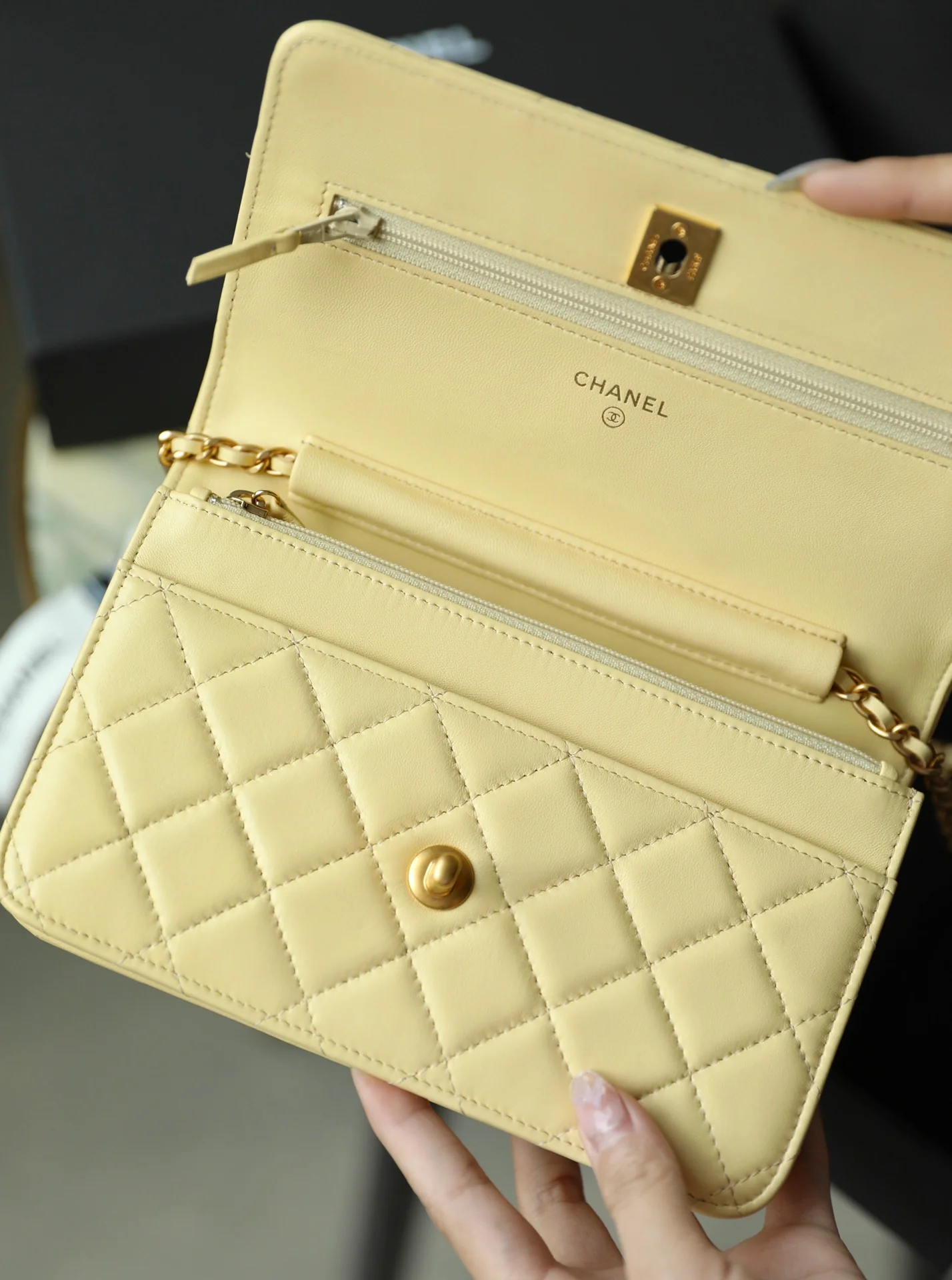 Chanel - Золотой шарик WOC - Овечья кожа - Маленький яичный желток