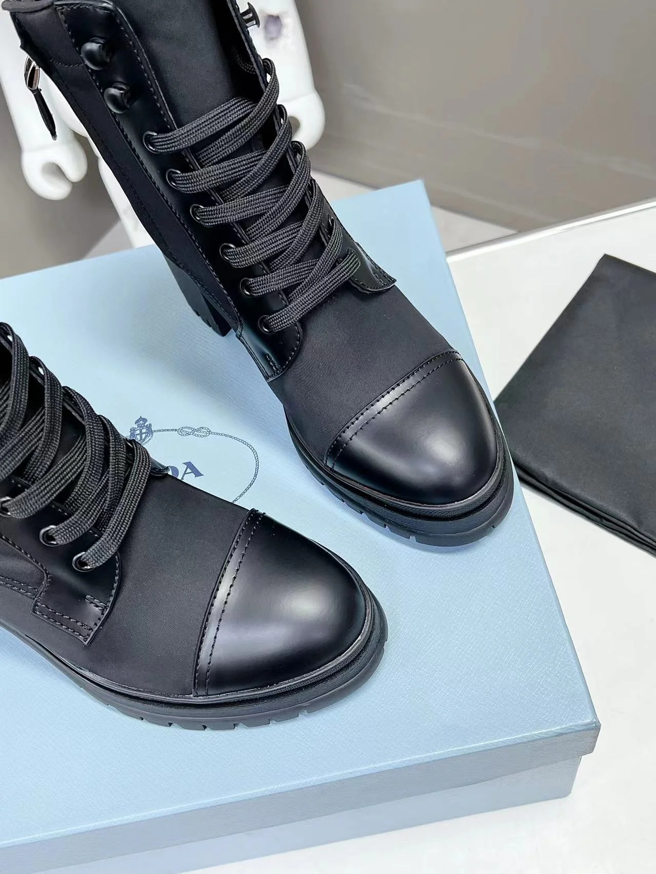 Новинка весны 2022 года от Prada: ботильоны на шнуровке на массивном каблуке — черные.