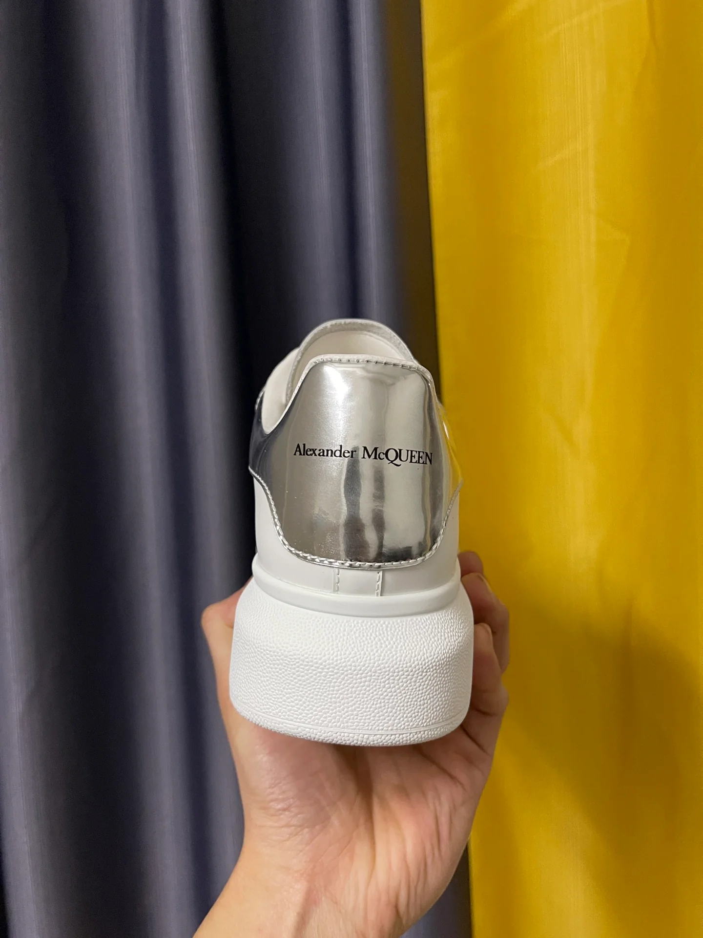 Классические белые кроссовки McQueen - унисекс - каблук из зеркальной серебристой кожи - Премиум-издание
