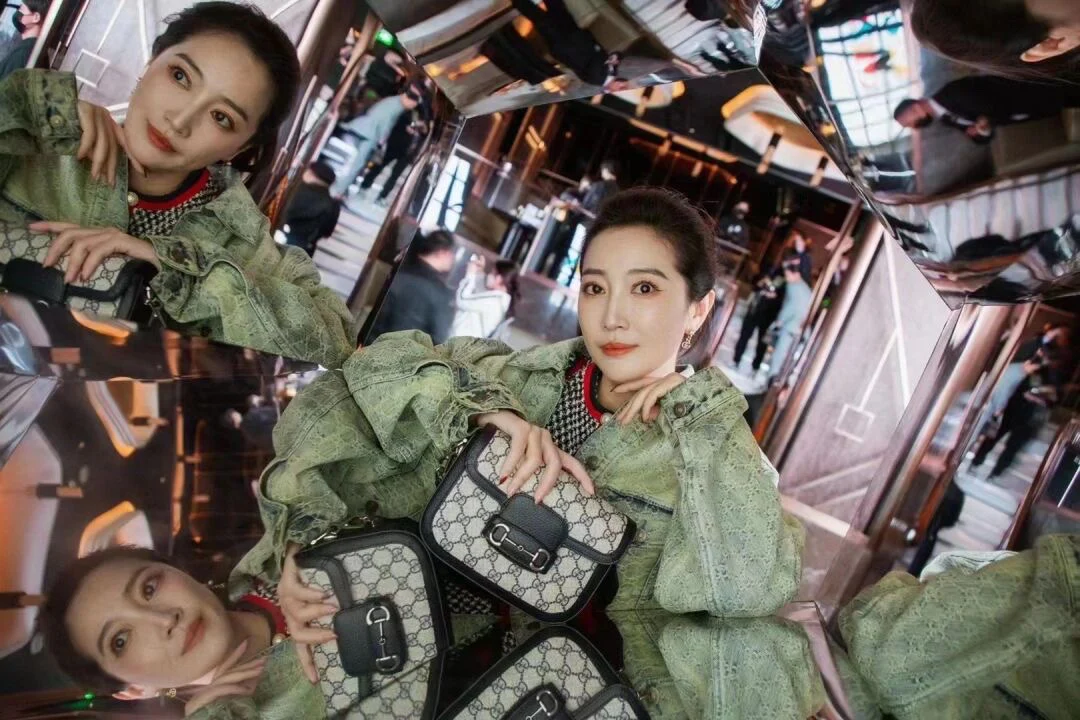 Сумка Gucci Saddle Bag 20-5 см - эталон посадки по фигуре