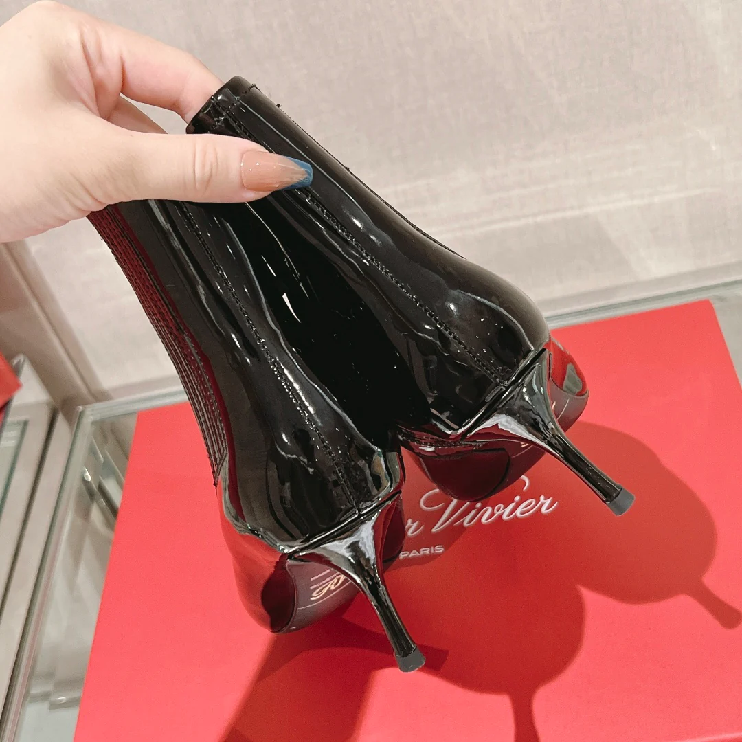 Ботильоны RV Shoes с острым носком, украшенные стразами.