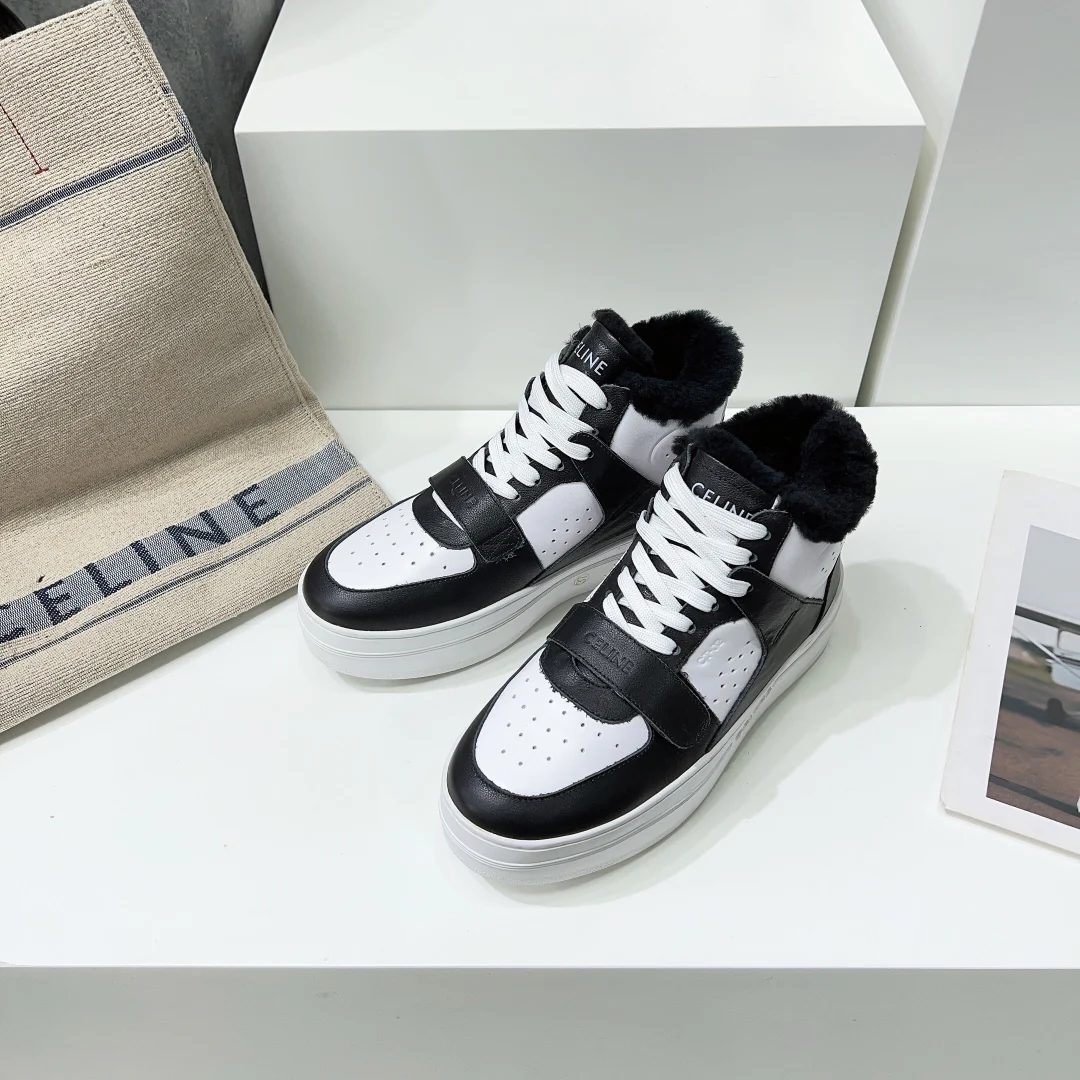Новинка осенне-зимней коллекции Celine 2022 — высокие кеды на платформе с меховой отделкой — черные.