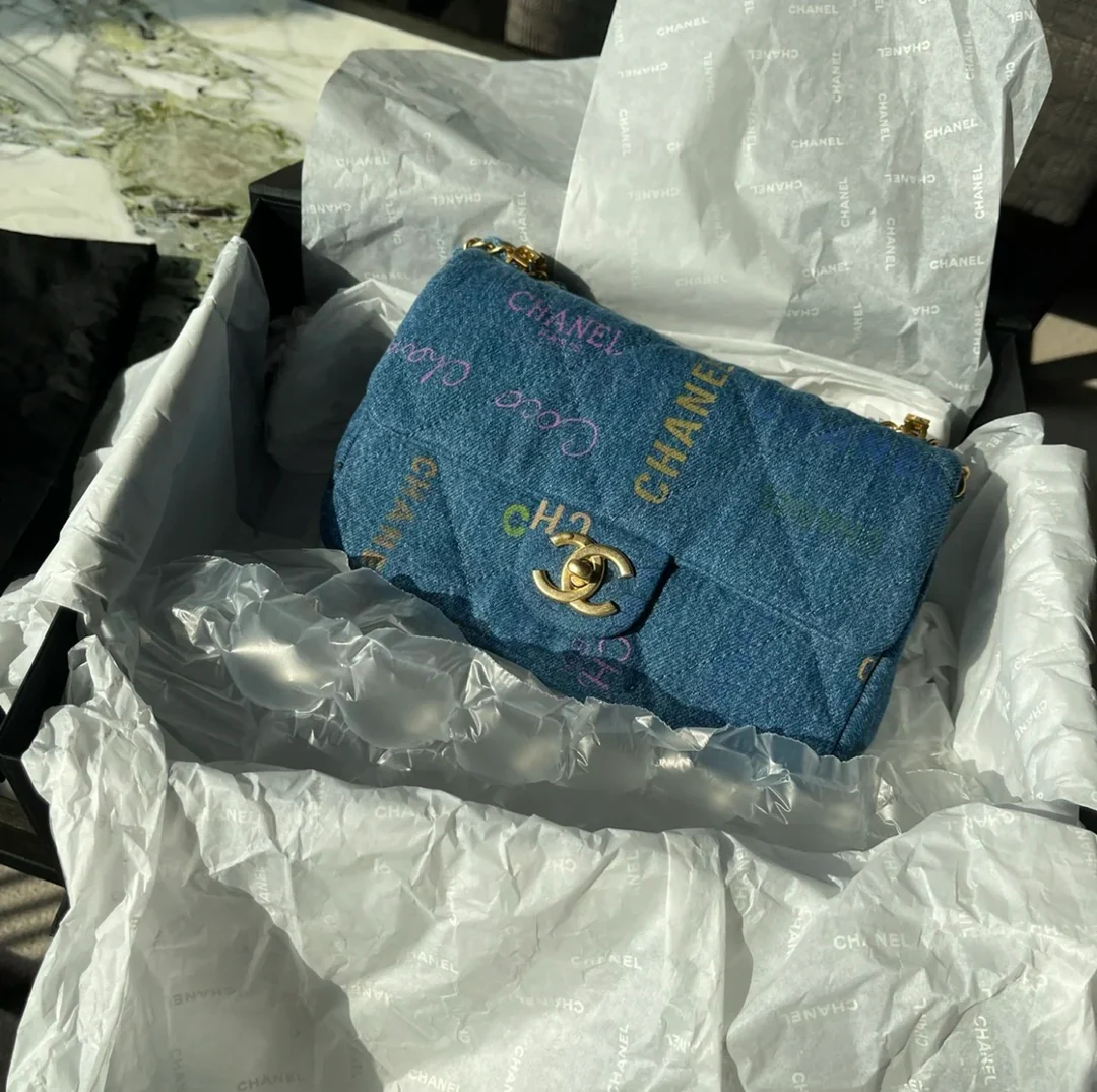 Сумка Chanel из коллекции весна/лето с граффити и джинсовой отделкой - CF Bag - 28 см