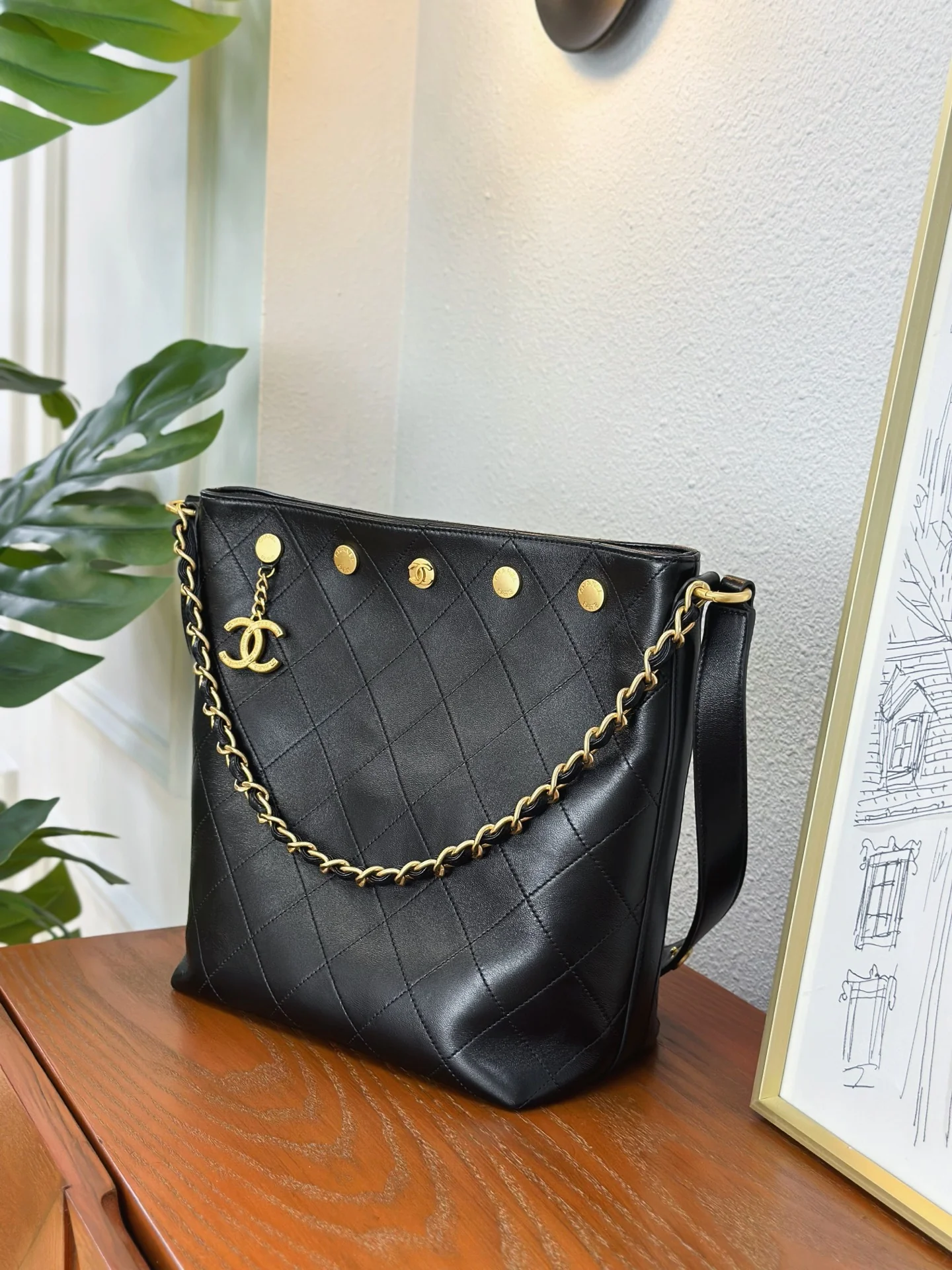 Сумка Chanel в стиле хиппи с золотой монетой 25 пенсов — черно-золотая.