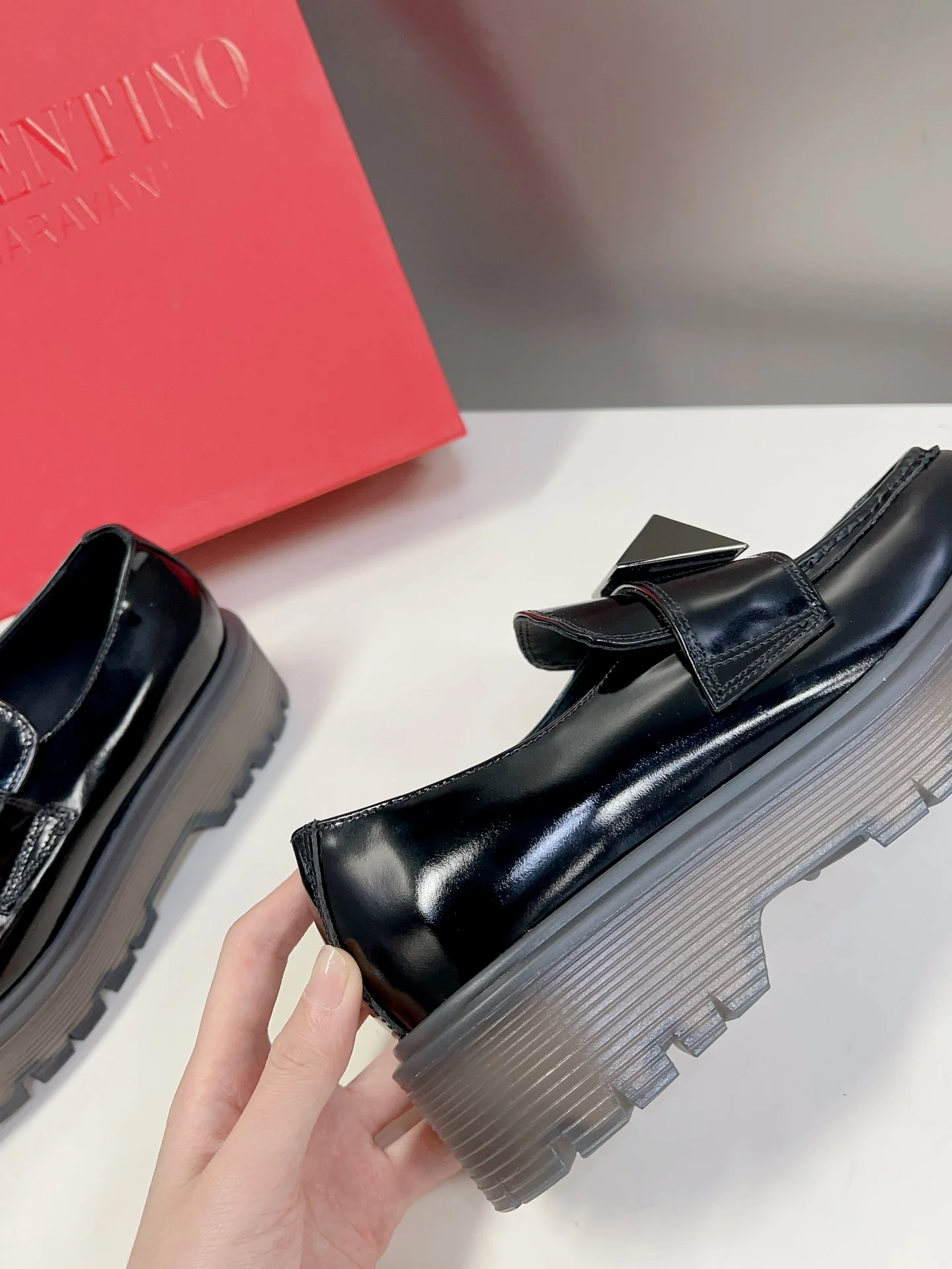 Коллекция Valentino осень/зима 2023, представленная на подиуме - Лоферы - С заклепками - Черные