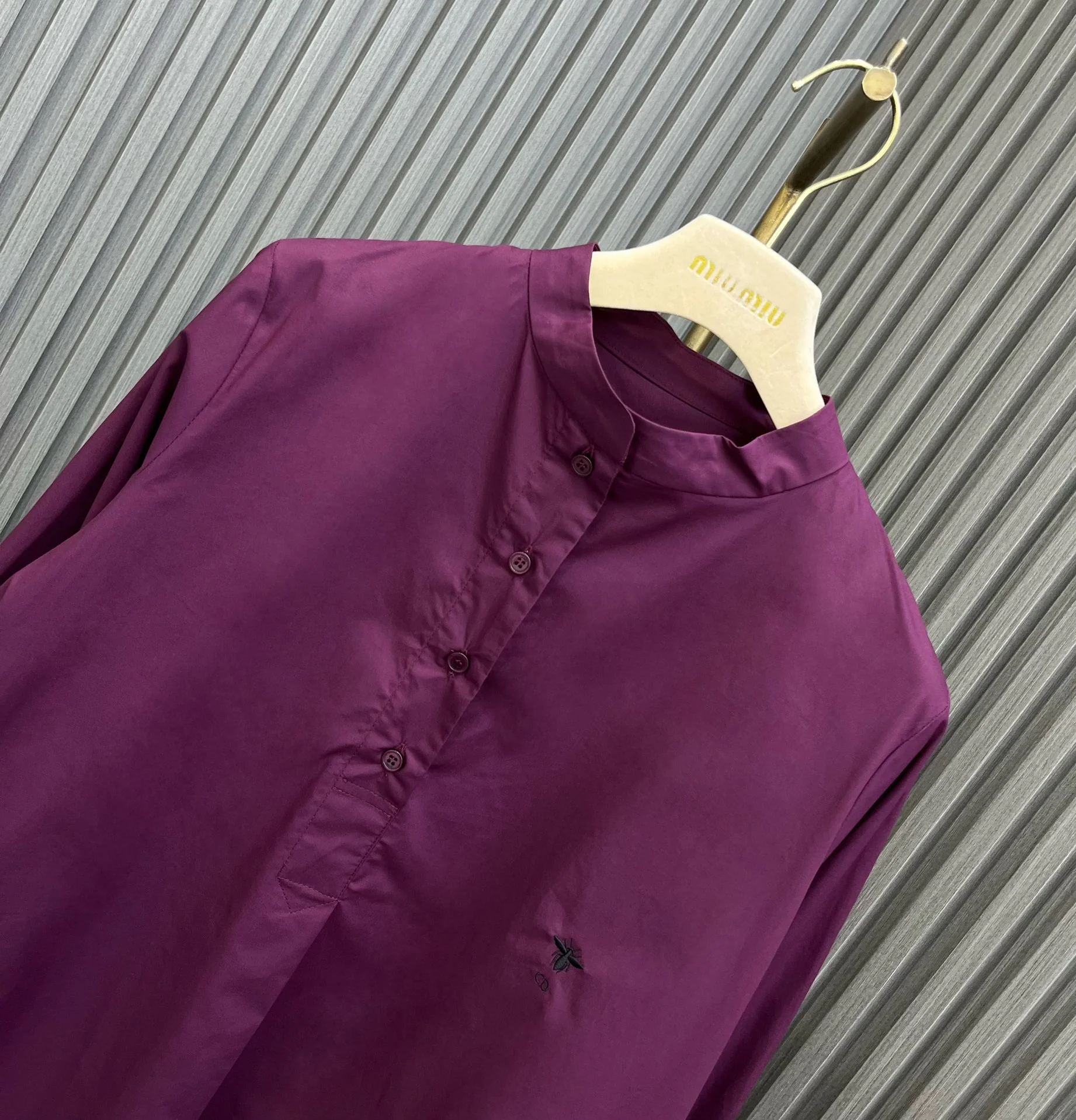 Dior - 2403-24 Новинка: рубашка-стойка с укороченной передней частью и удлиненной спинкой