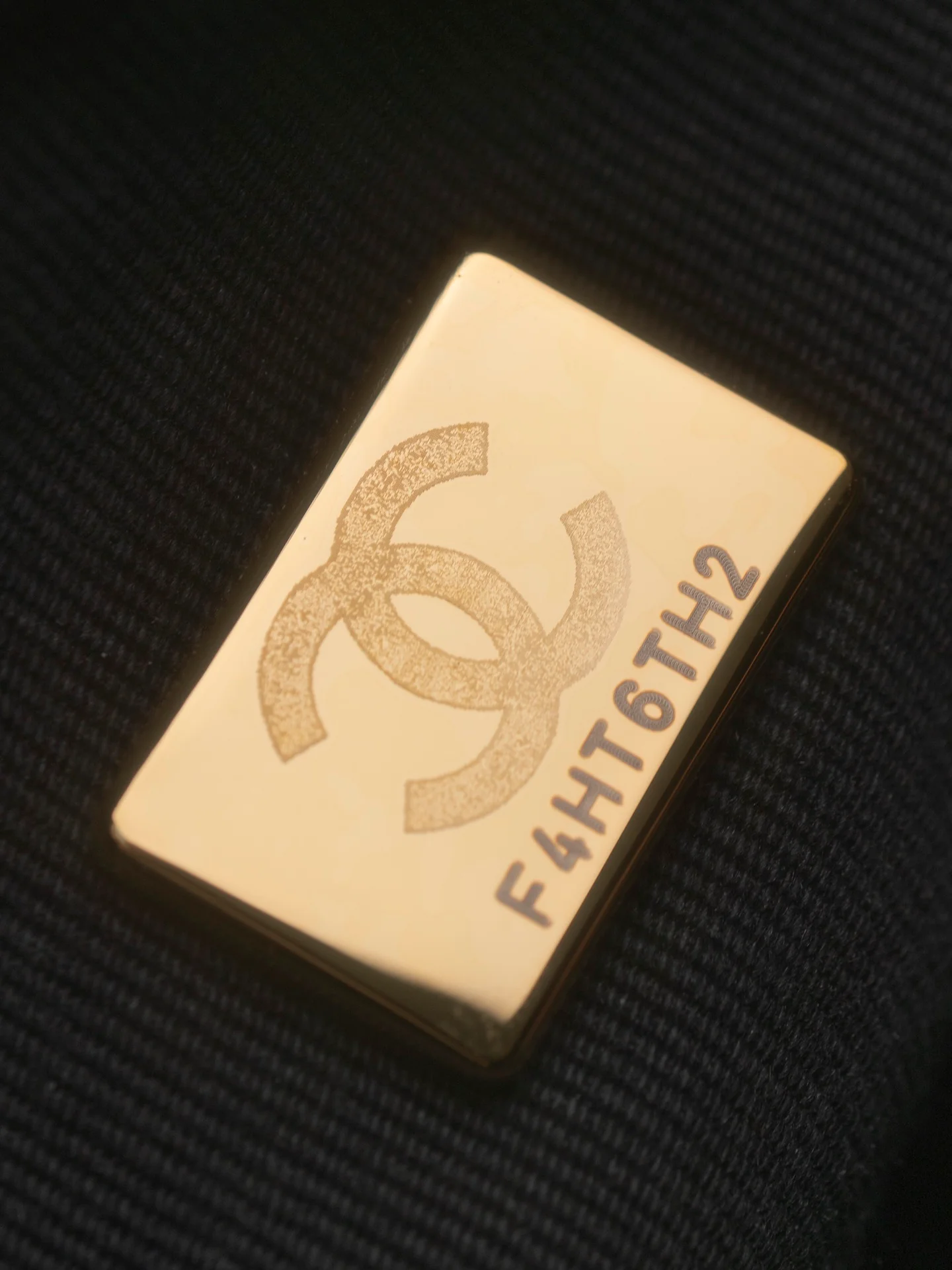 Маленькая многофункциональная сумка для фотоаппарата Chanel из 24-каратного золота — черная.