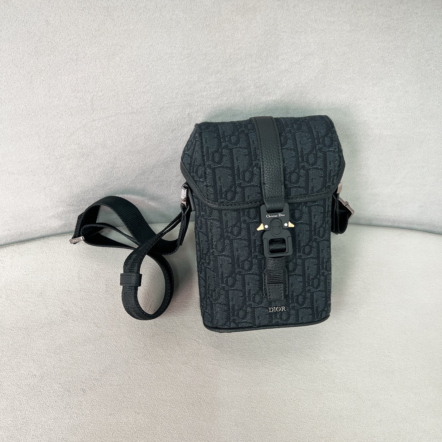 hittheroad - Вертикальная сумка-мессенджер с откидной крышкой - Монограмма 