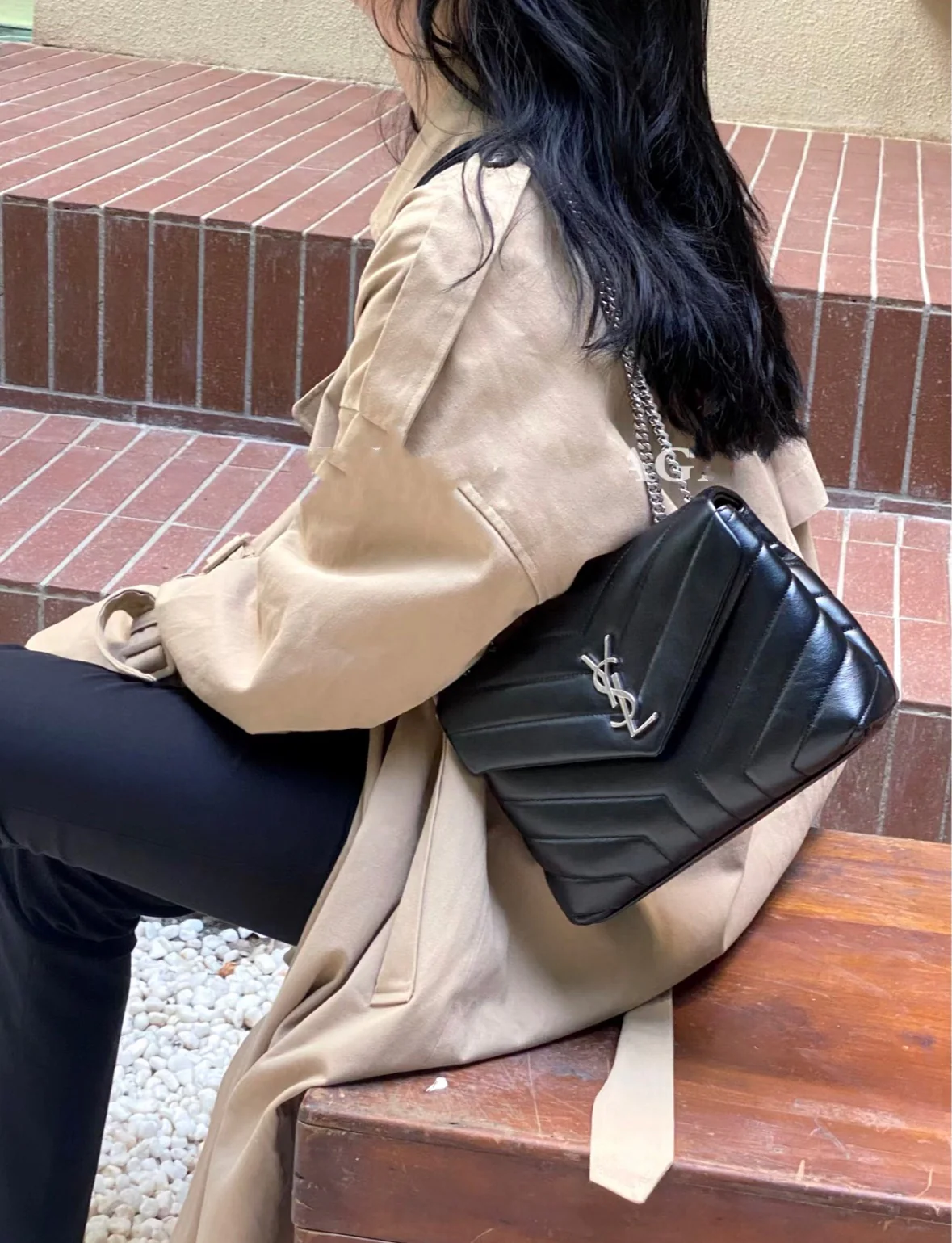 Сумка через плечо YSL Louou 23 см из стеганой телячьей кожи — черная с серебряной цепочкой.