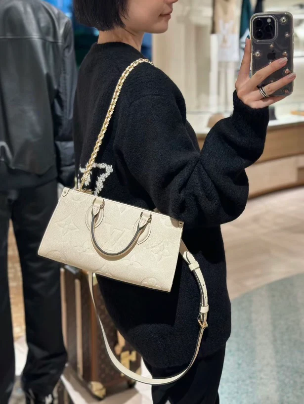 m23640-LV-cabas-onthego-east-west-gold chain embossed monogram-white