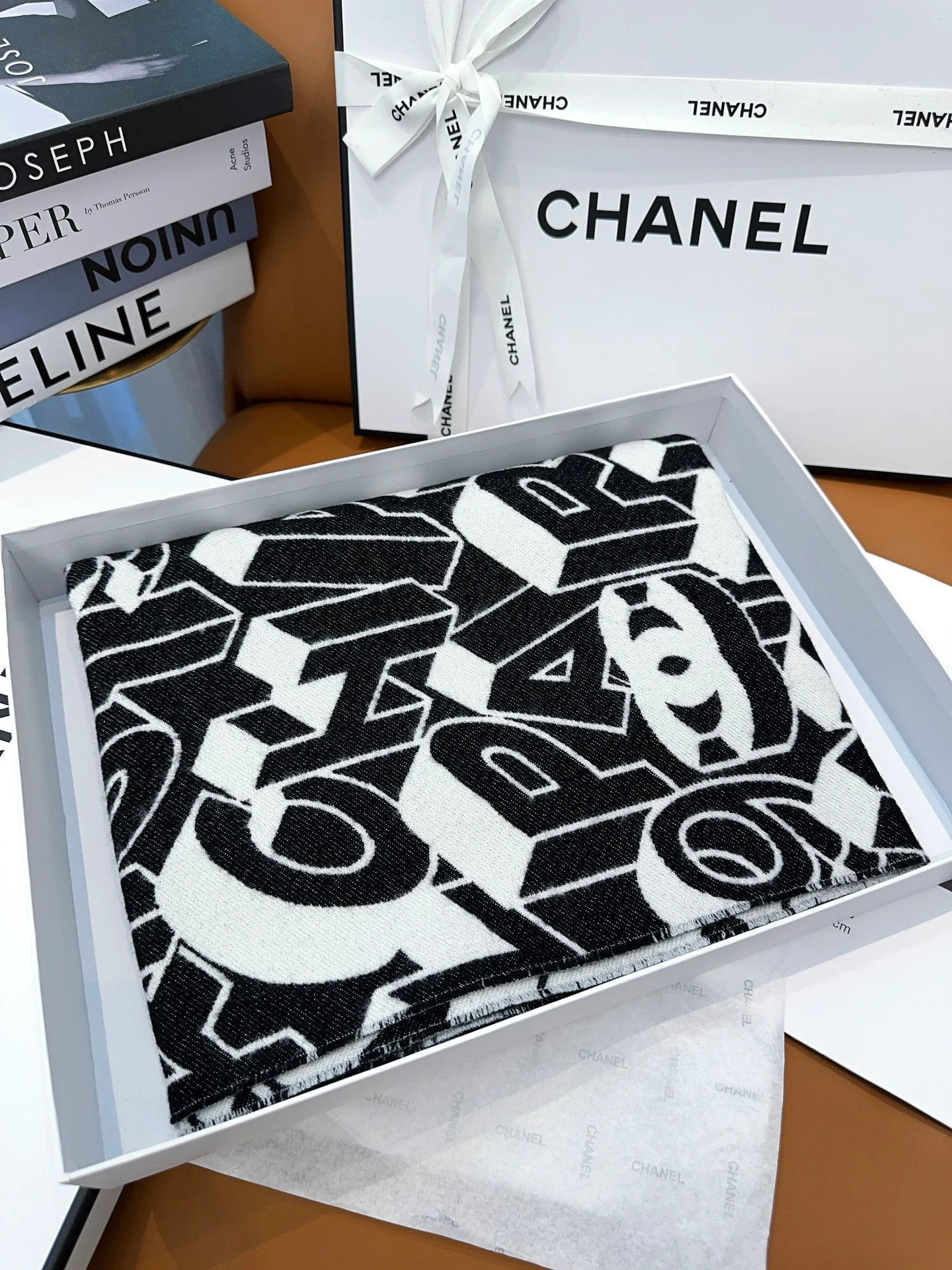 Большой шарф Chanel с буквенным дизайном 2024 года