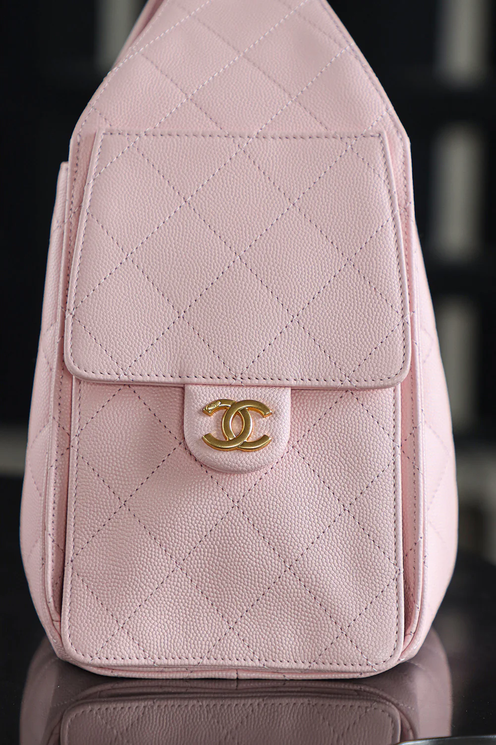 Сумка-хобо Chanel 25c Hippie, маленькая, розовая, с золотой пряжкой.