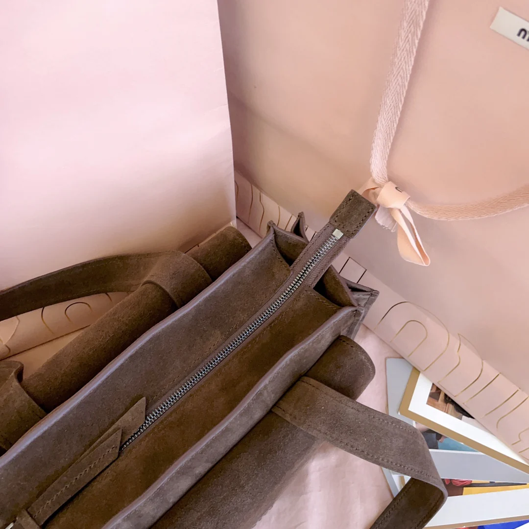 Сумка-мессенджер Miu Miu 5ba178 из замши, коричневая.