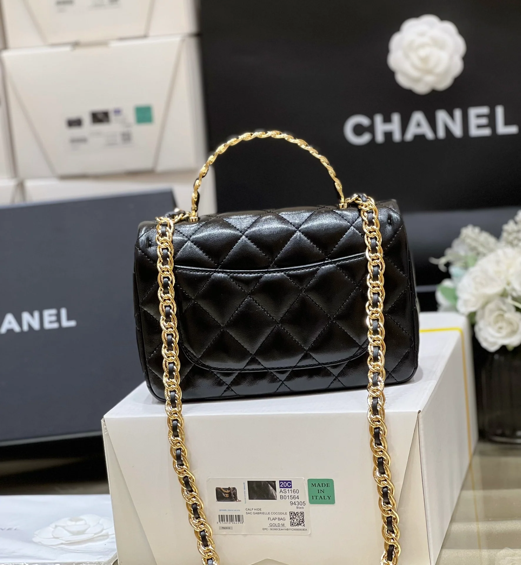 Новинка сезона весна/лето 2023 от Chanel - сумка из овечьей кожи CF - черная.