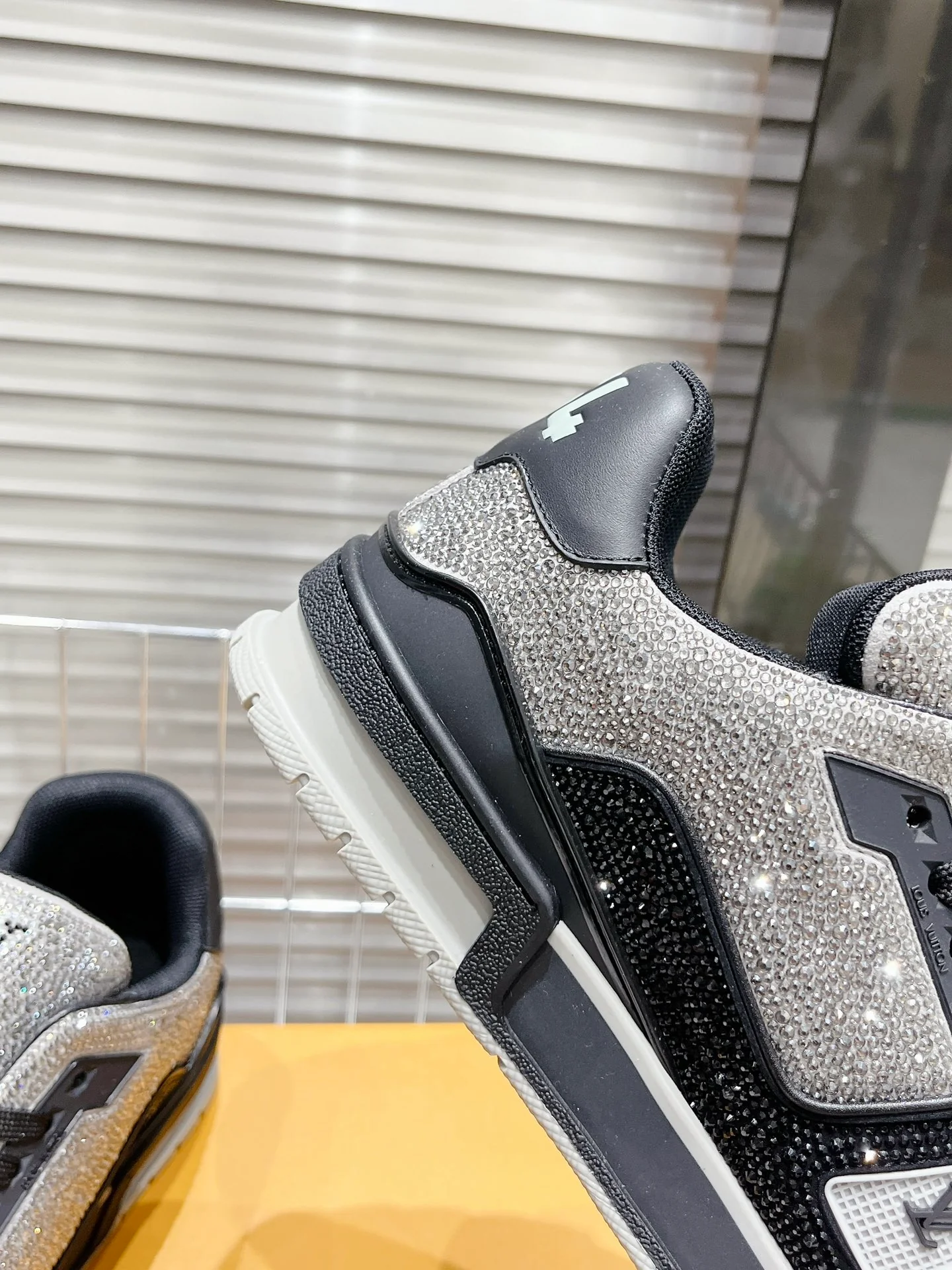 Кроссовки LV Trainer - обувь для скейтбординга - глянцевый черный и серебристый - унисекс