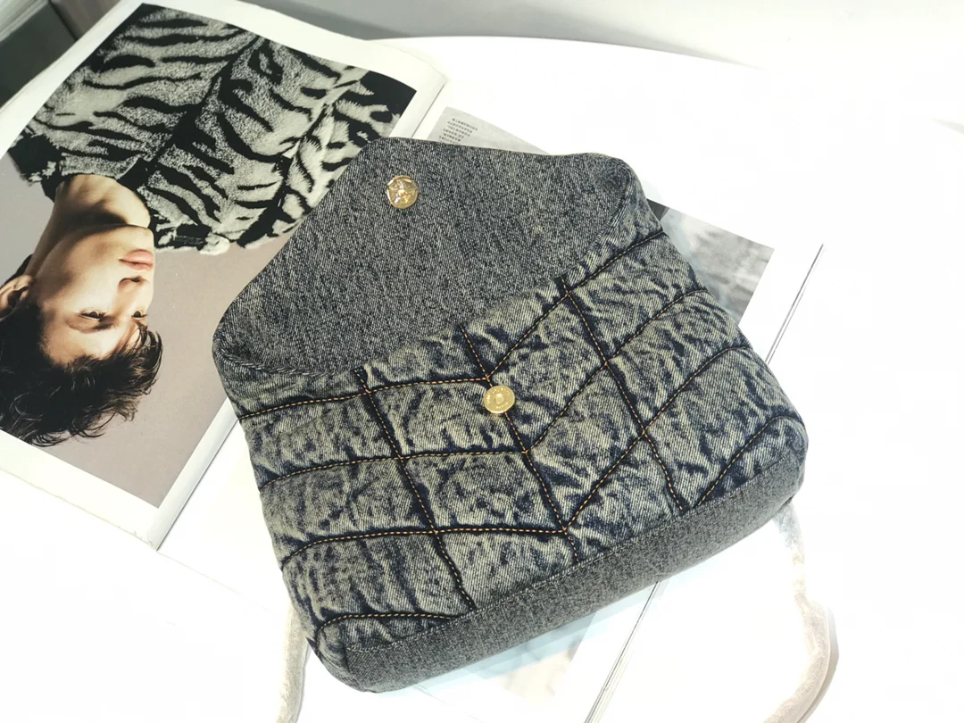 Сумка-пуховик YSL из джинсовой ткани, цвет выцветший серый, маленькая.