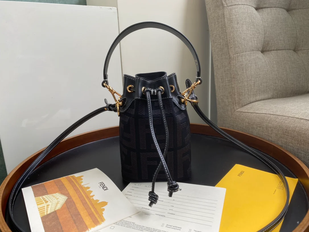 Миниатюрная джинсовая сумка-ведро Fendi Mon Tresor - 1 шт.