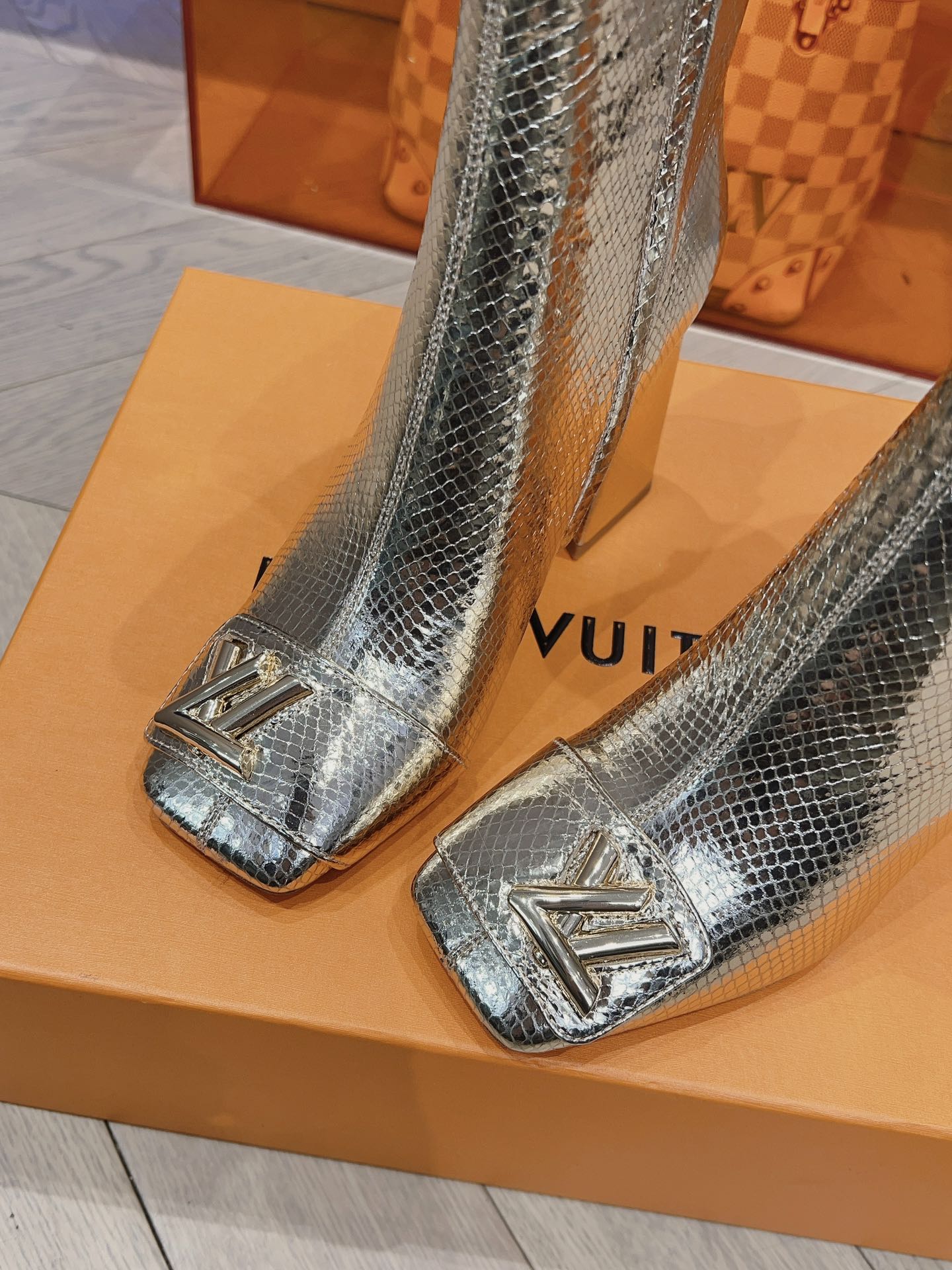 Новинка сезона осень/зима 2023 от LV - Ботильоны с подиума - Ботильоны на массивном высоком каблуке - Золотистые