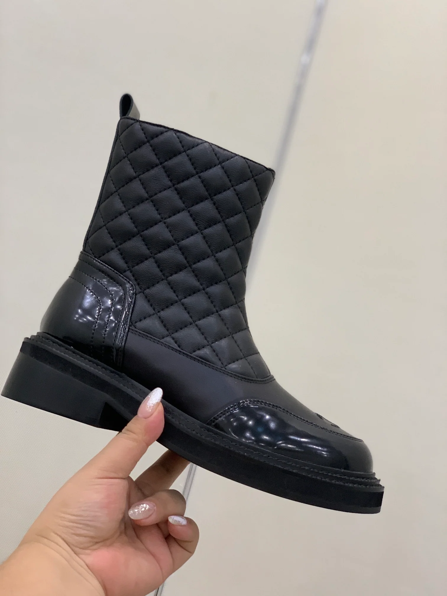 Коллекция Chanel 2022 года с подиума - Ботильоны с бриллиантовыми блестками - Черные