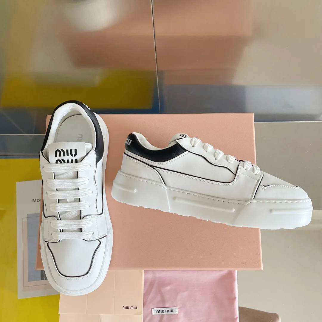 Новые поступления коллекции Miu Miu весна/лето 2023: ретро-кроссовки Dirty, белые кроссовки на платформе, черная отделка.