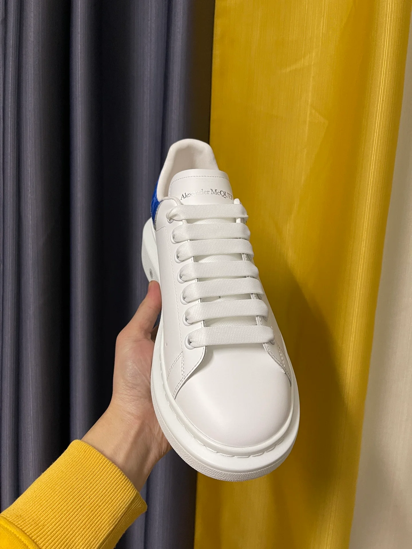 McQueen - Классические белые кроссовки - Узор ?Синий камень?