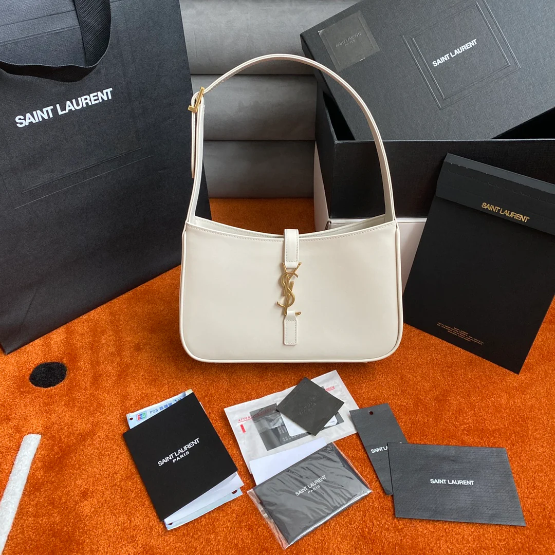 Сумка-седло YSL Plain Saddle Bag - белая с золотой фурнитурой.