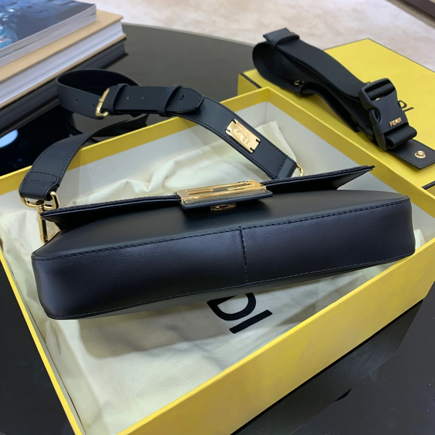 Сумка Fendi Baguette Medium из черной кожи.