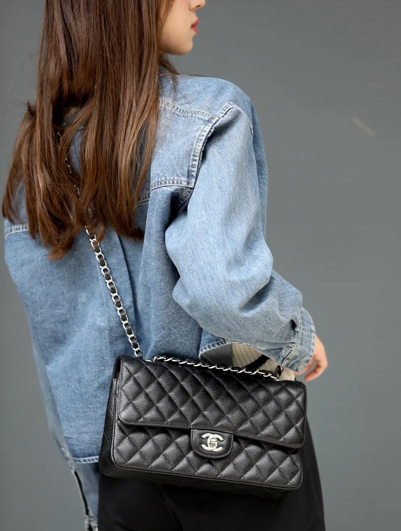 Chanel - Сумка с узором ?Личи? - Черная с серебряной пряжкой