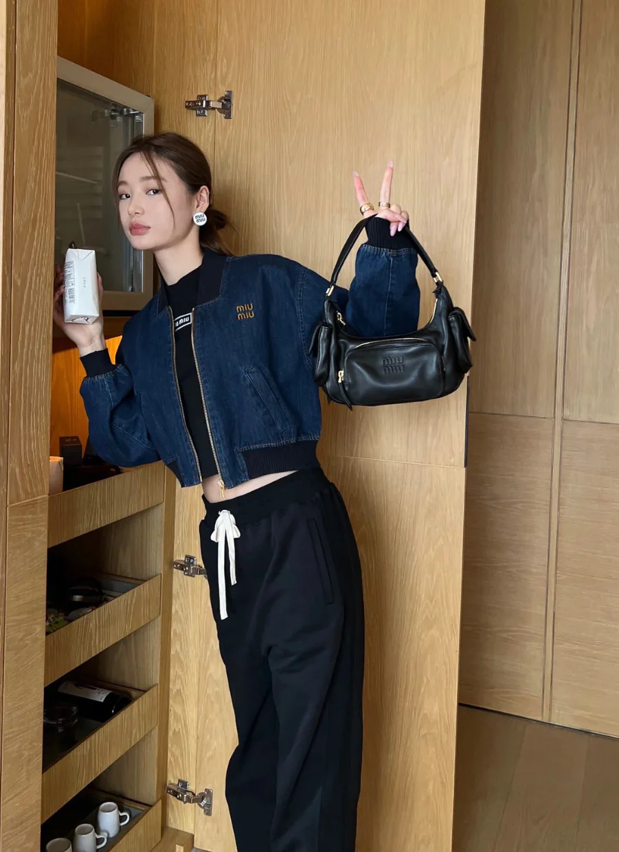 Сумка Miu Miu из кожи наппа с карманами — носите и делитесь с другими.