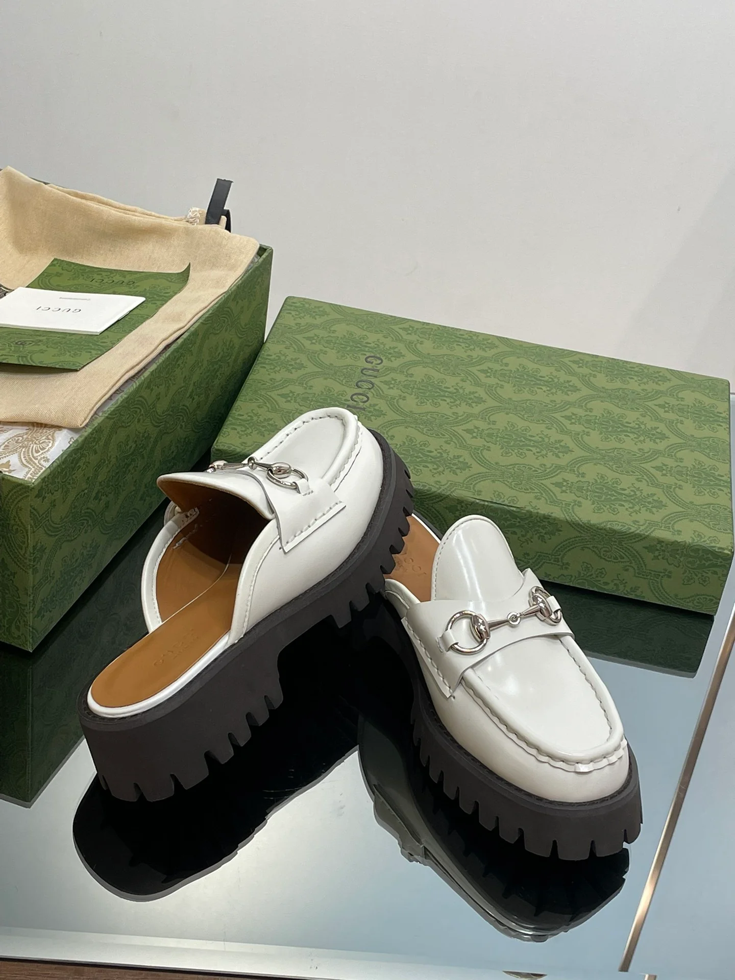 Лоферы Gucci 2024 на платформе с серебряной пряжкой и пряжкой в ??виде конской уздечки - белые