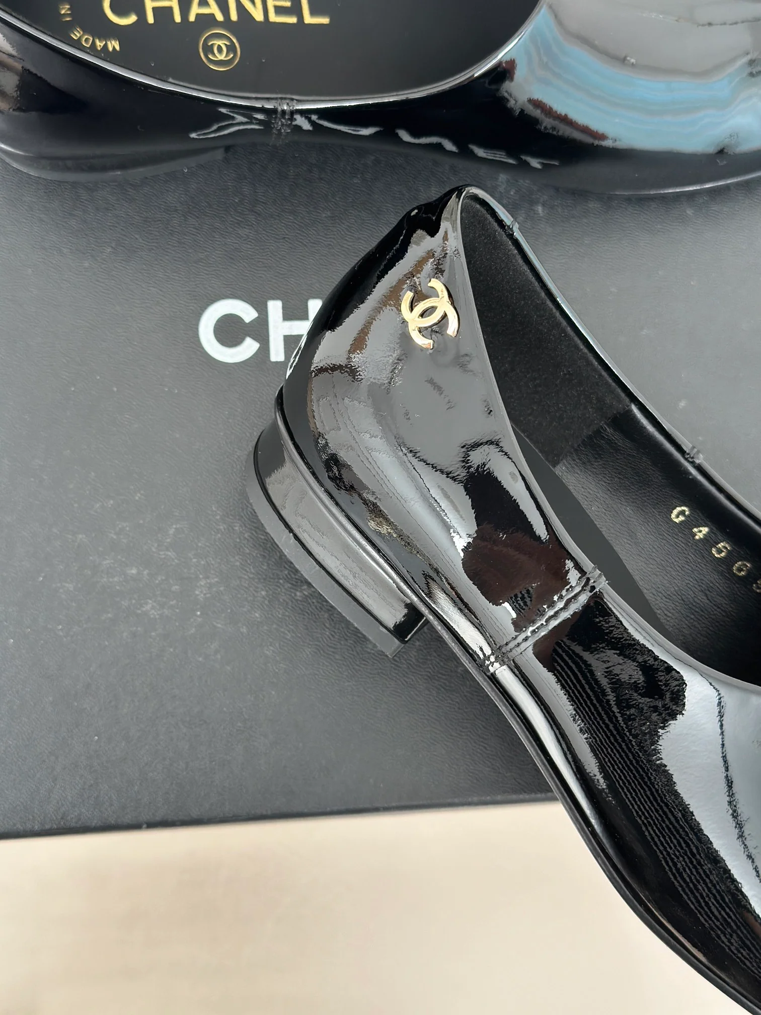 Лоферы Chanel 2025 из лакированной кожи - глянцево-черные