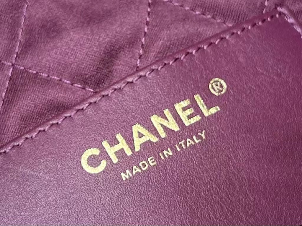 Новинка сезона весна/лето 2023 от Chanel - сумка 22 - мини - бордовый - на фото.