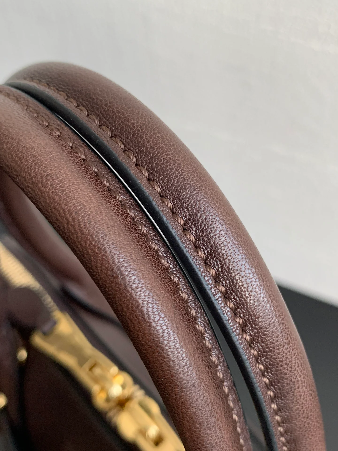 Сумка Miu Miu Aventure из кожи наппа, коричневая, средний размер.