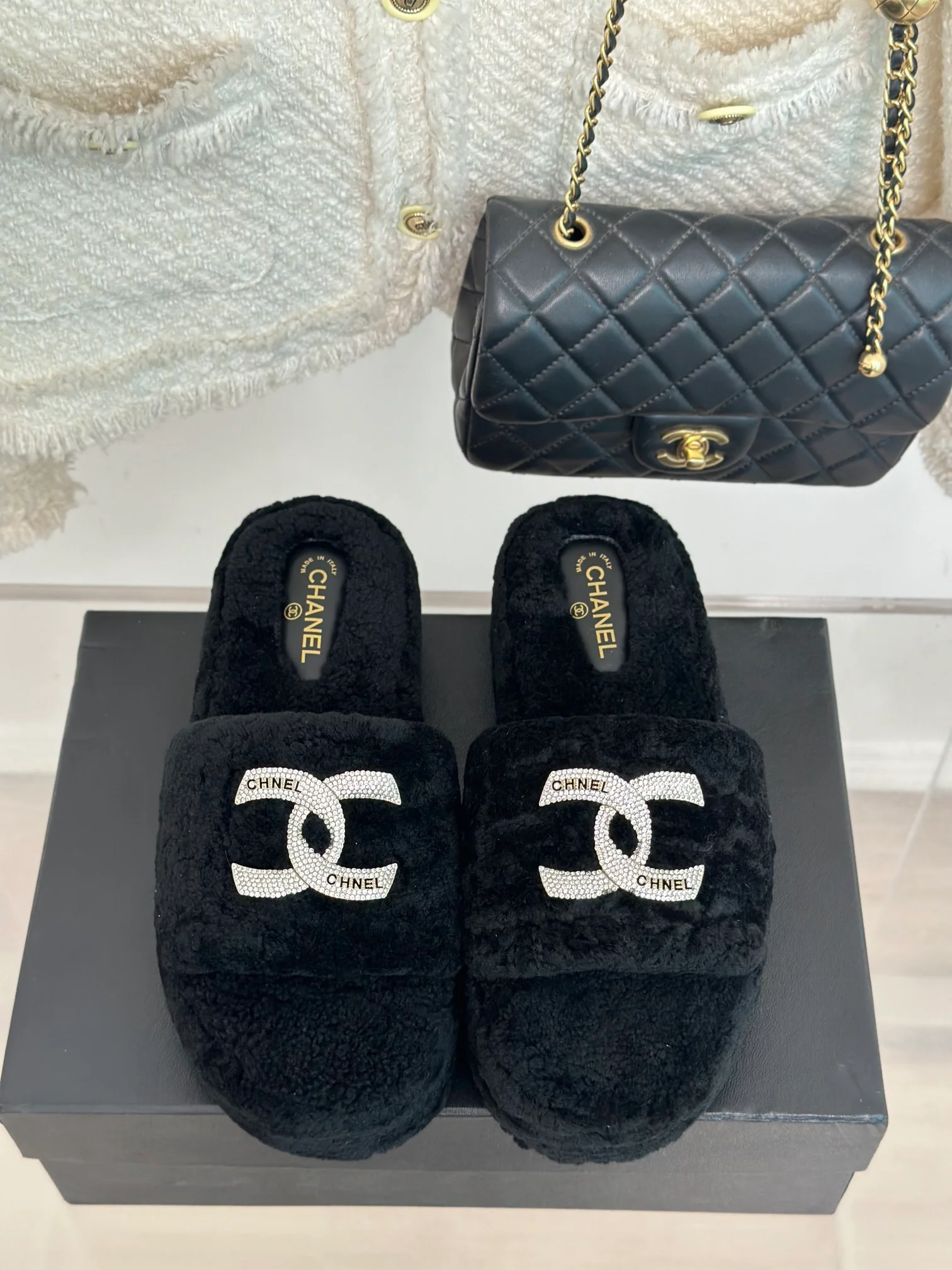 Классические всесезонные домашние тапочки Chanel Double C с меховой подкладкой и открытой пяткой - черные.
