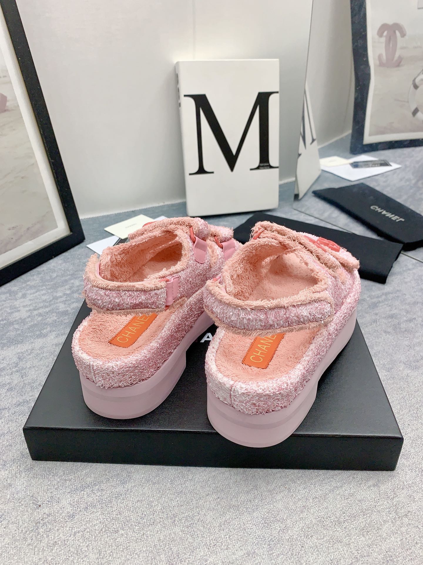 Новинка сезона осень/зима 2023 от Chanel - Сандалии на платформе из махровой ткани - Розовые