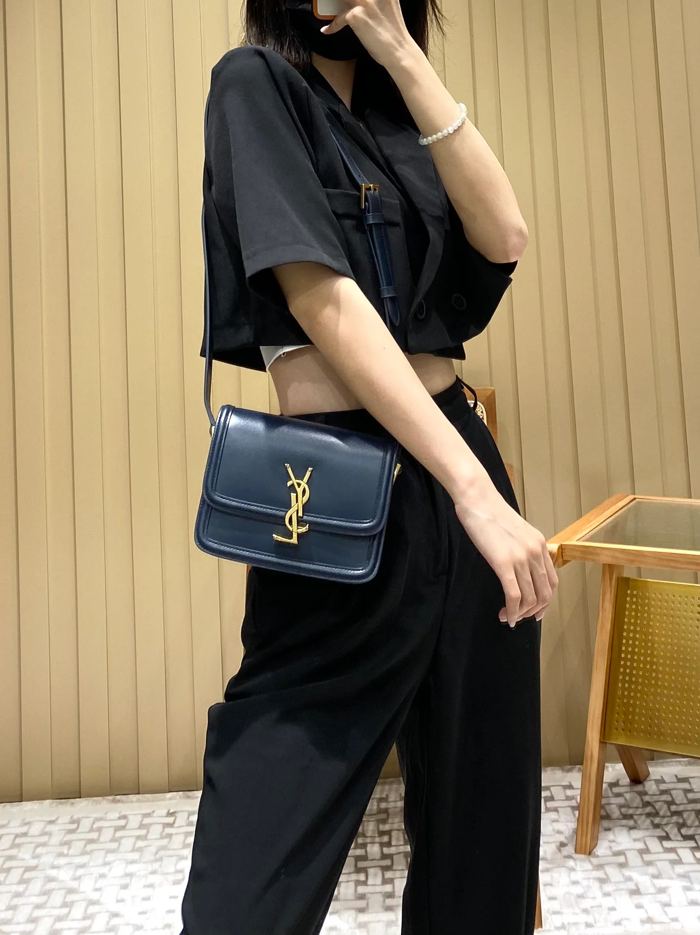 Сумка YSL Solferino Tofu Bag - грязно-синяя - 18 см - На фото: На мне