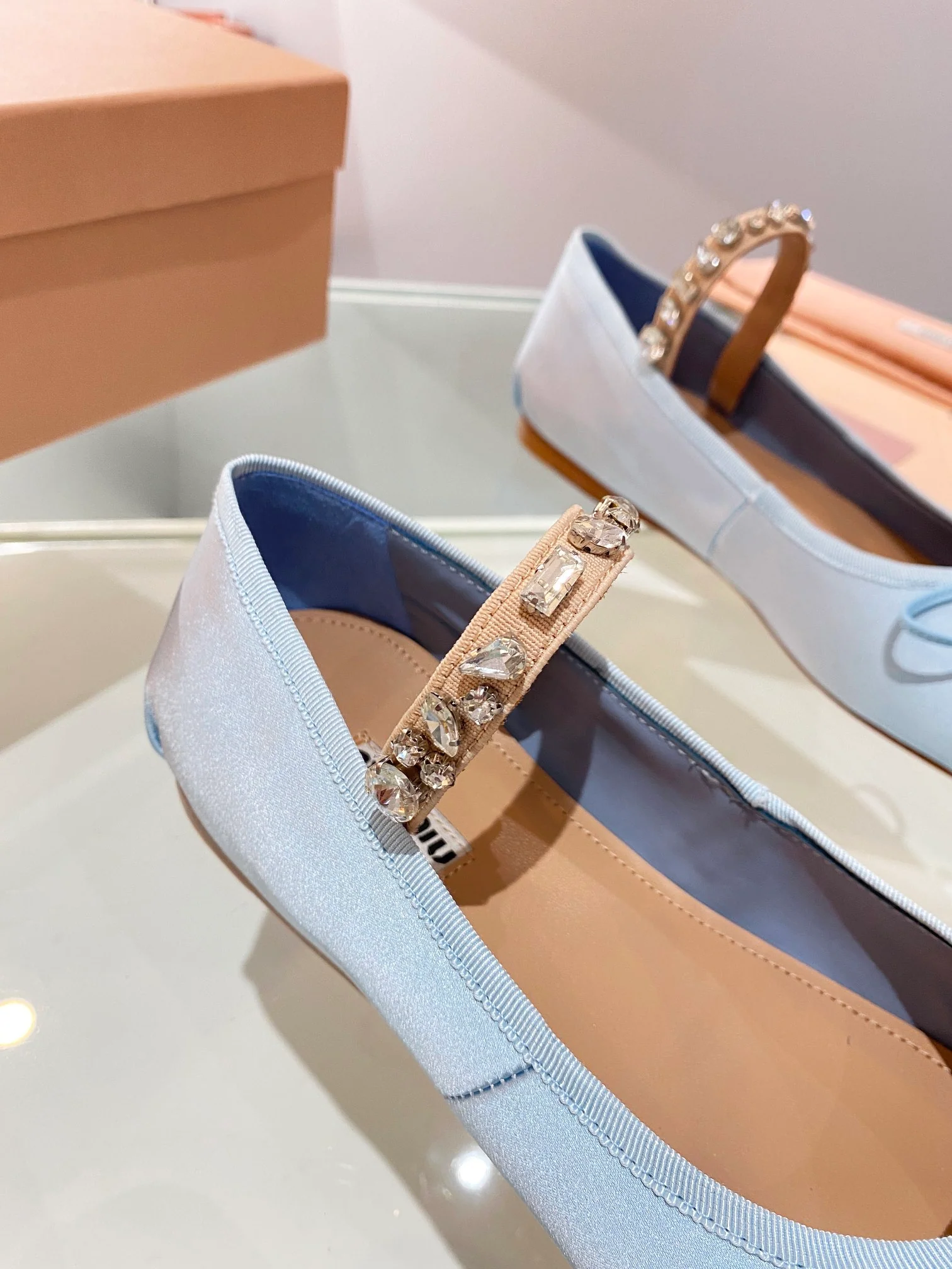 Новые поступления коллекции Miu Miu осень/зима 2023 — Балетки — Светло-голубые