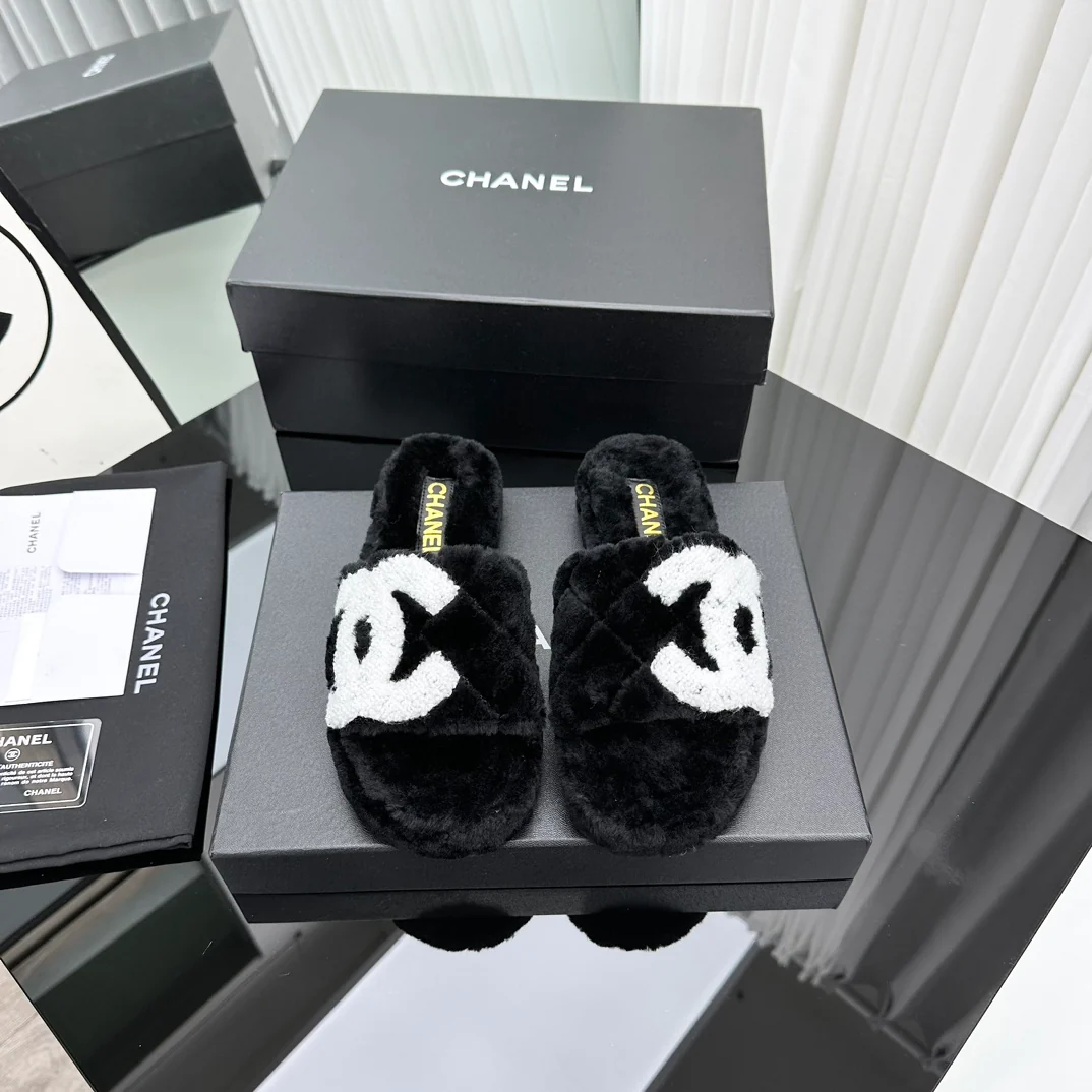 Новинка сезона осень/зима 2023 от Chanel - Популярно на Xiaohongshu - Меховые тапочки - Черные
