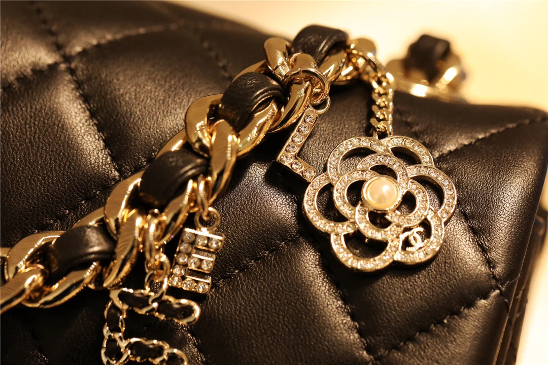 Миниатюрный кулон-значок Chanel CF