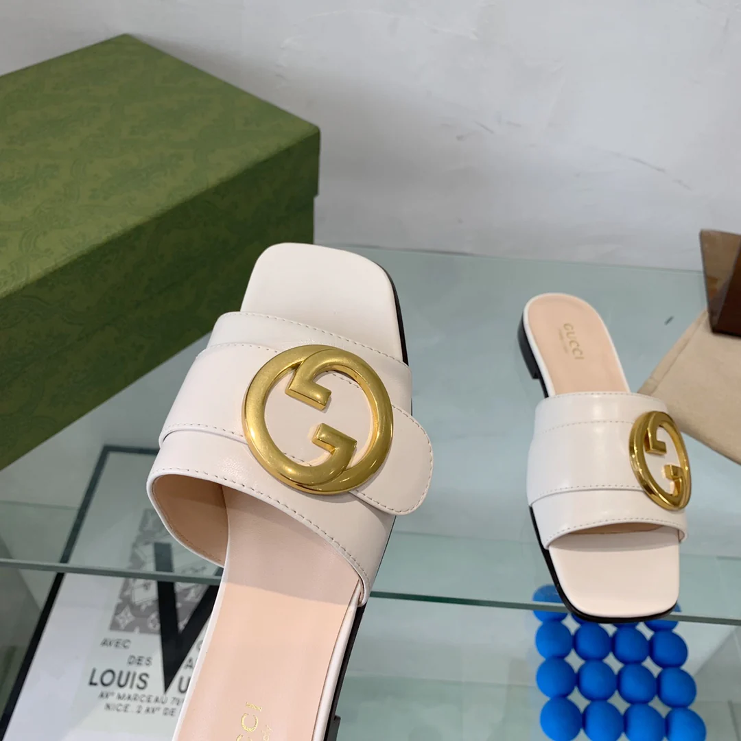 Новинка сезона весна/лето 2022 от Gucci - тапочки с двойной буквой G - 1 шт.