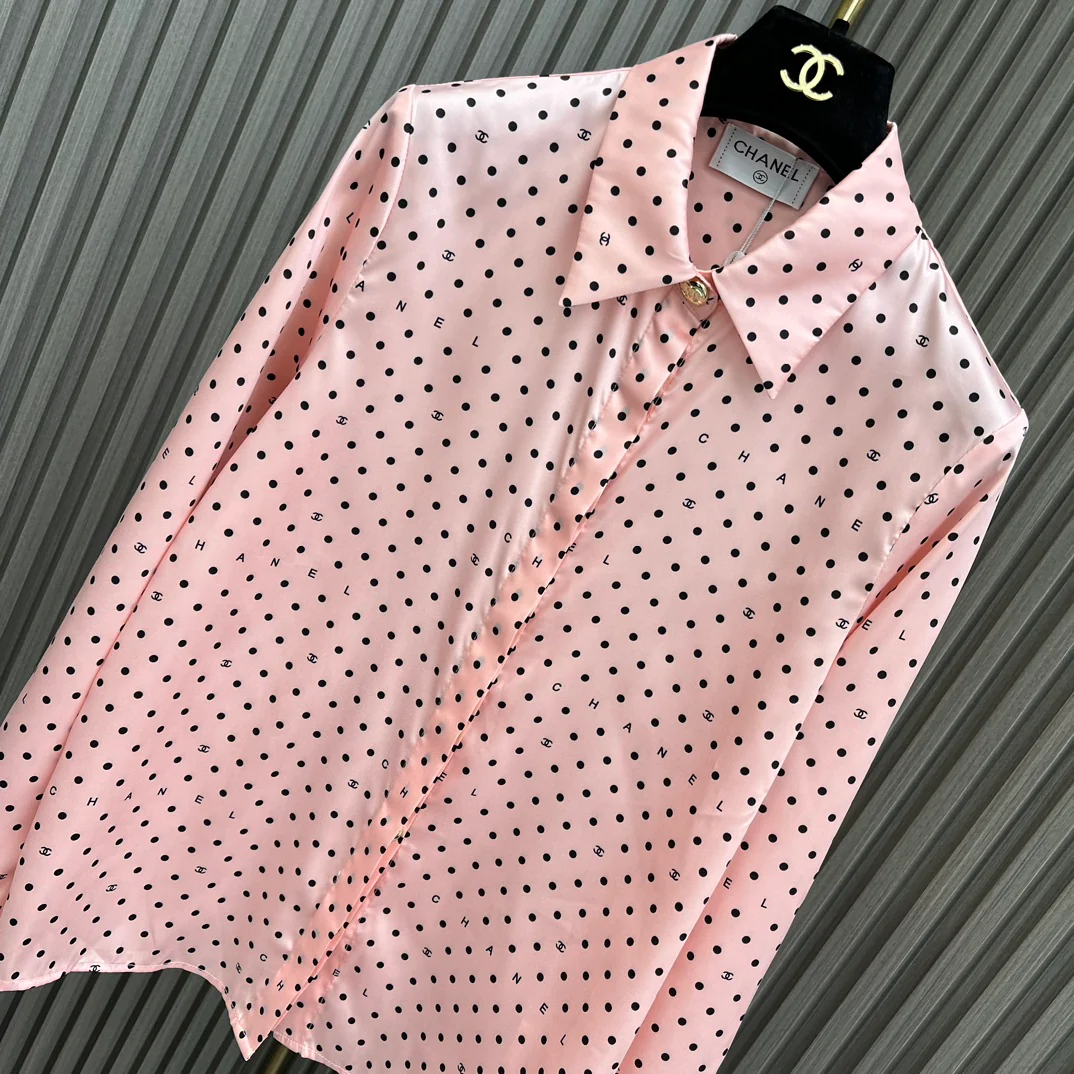 Chanel - 2404-24 Новинка: Комплект из рубашки и шорт в горошек - Розовый