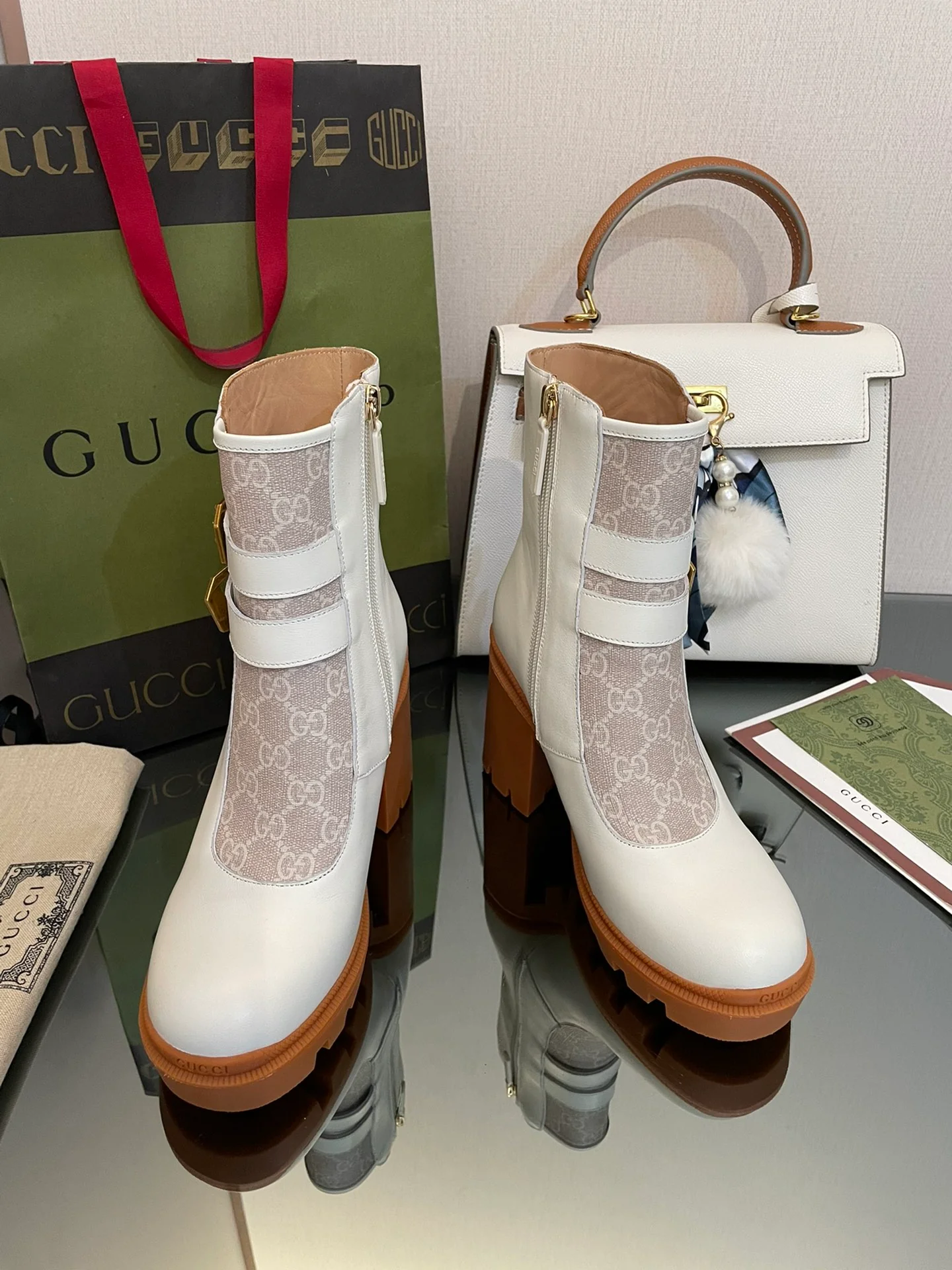 Ботинки Valen V на платформе с монограммой, до середины икры, белые.