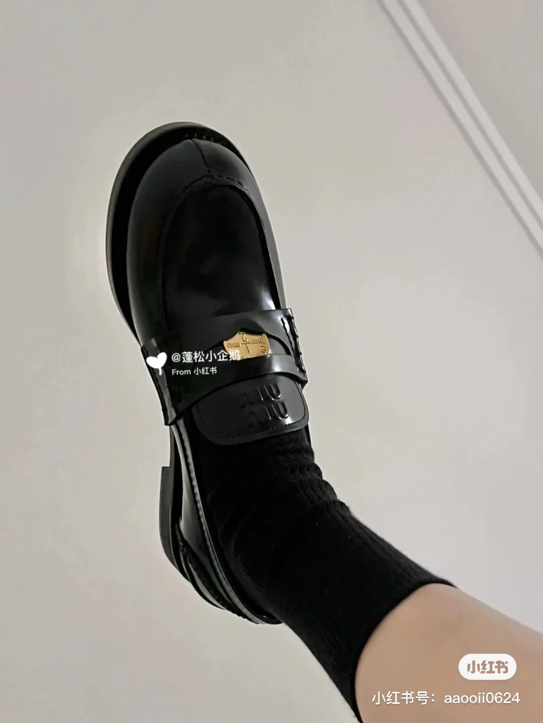 Лоферы Miu Miu Coin — фото в них.