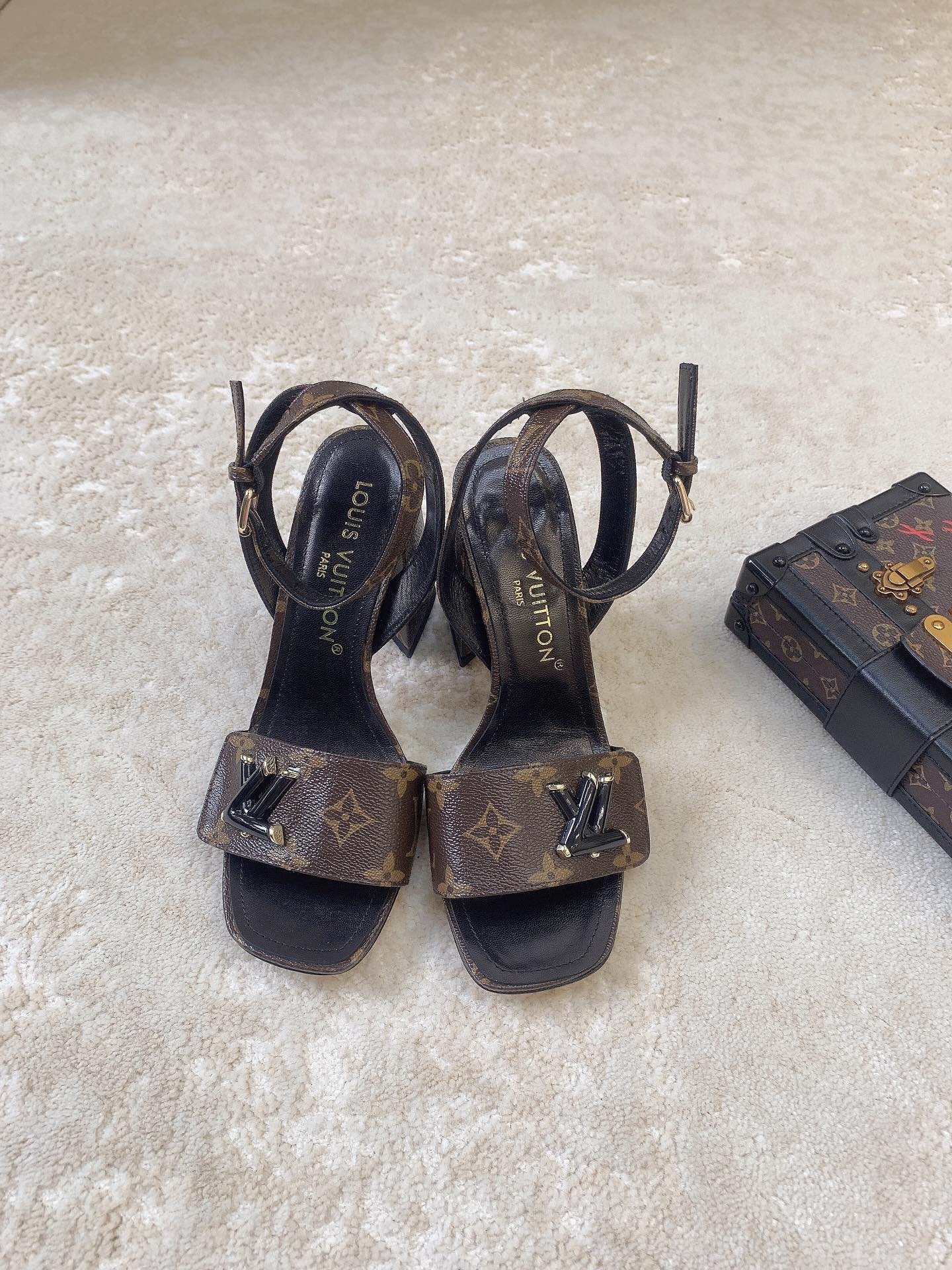 Новинка сезона весна/лето 2023 от LV - Босоножки на высоком каблуке - Черный монограммный узор