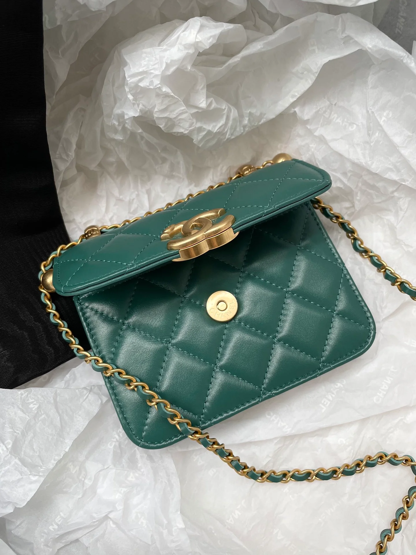 Держатель для карт Chanel с двойной золотой цепочкой и шариками - зеленая кожа.