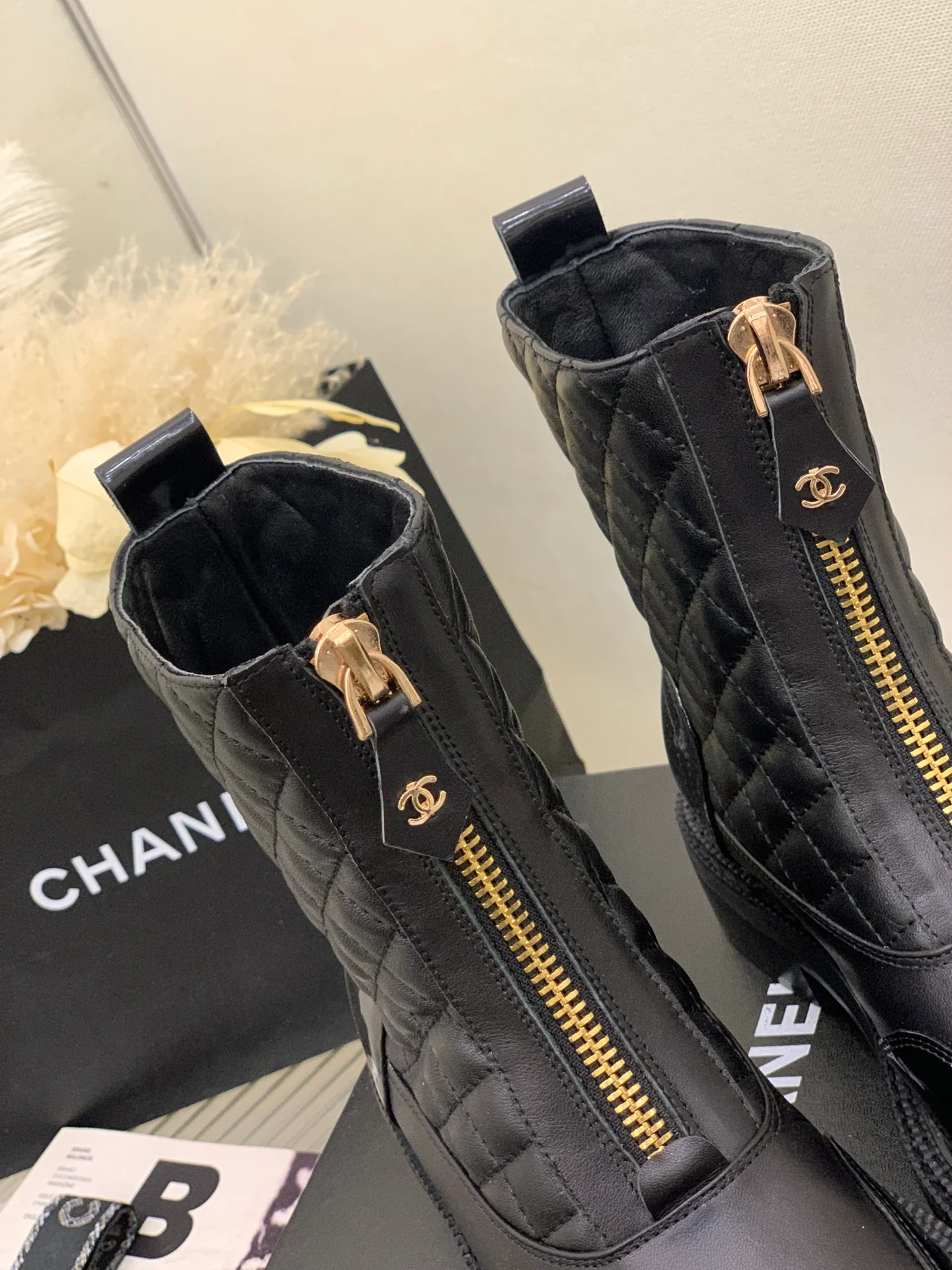 Ботинки средней высоты Chanel из коллекции 2022 года, украшенные бриллиантами — черные.