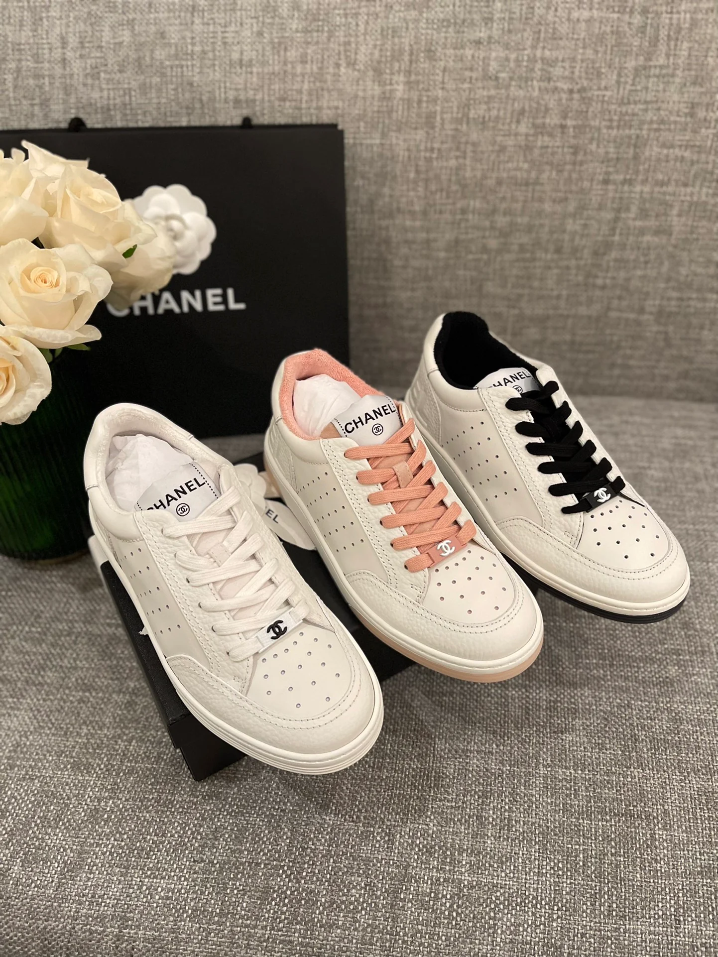 Белые кроссовки Chanel - 1