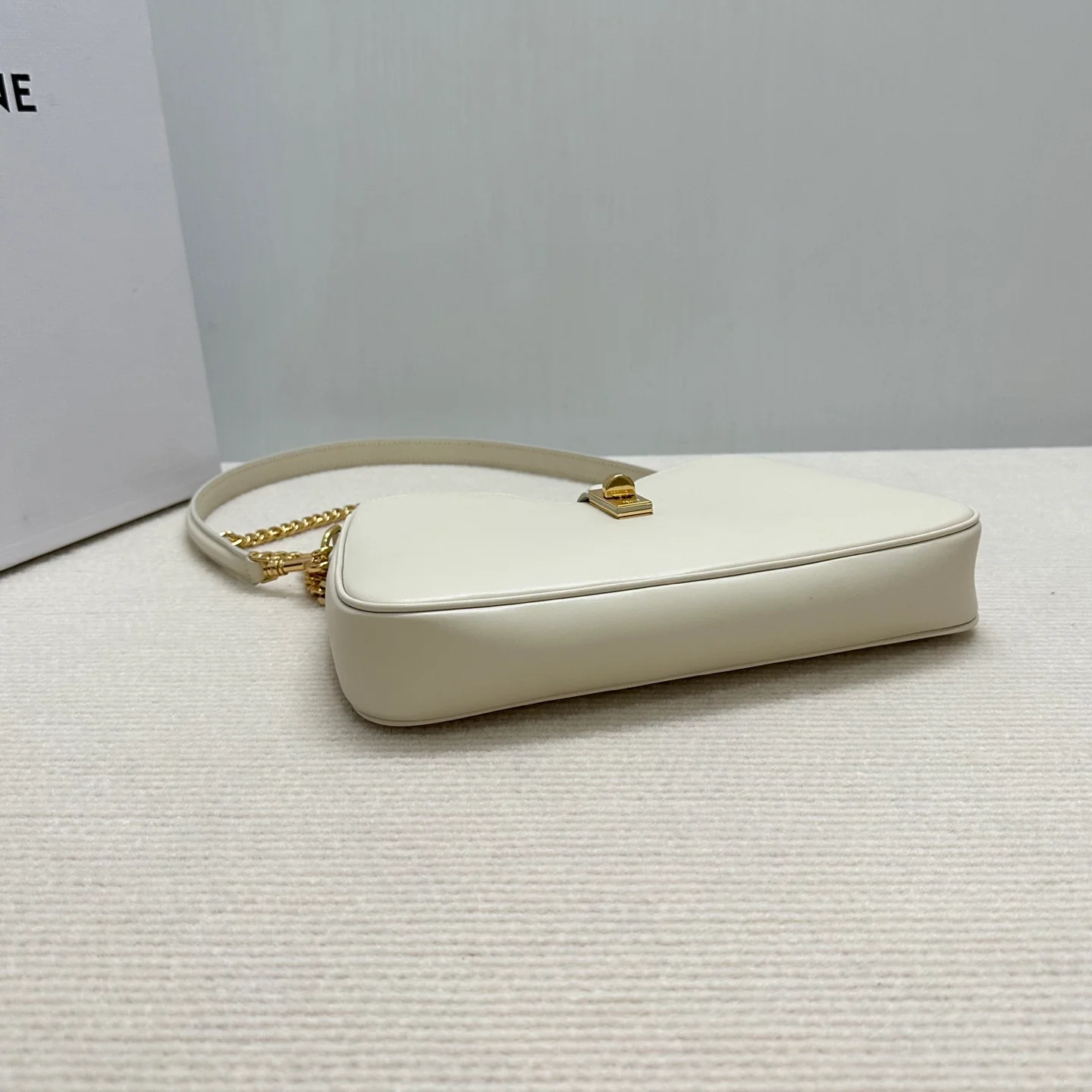 Сумка Celine Camille 16 из мягкой кожи с цепочкой - белая.